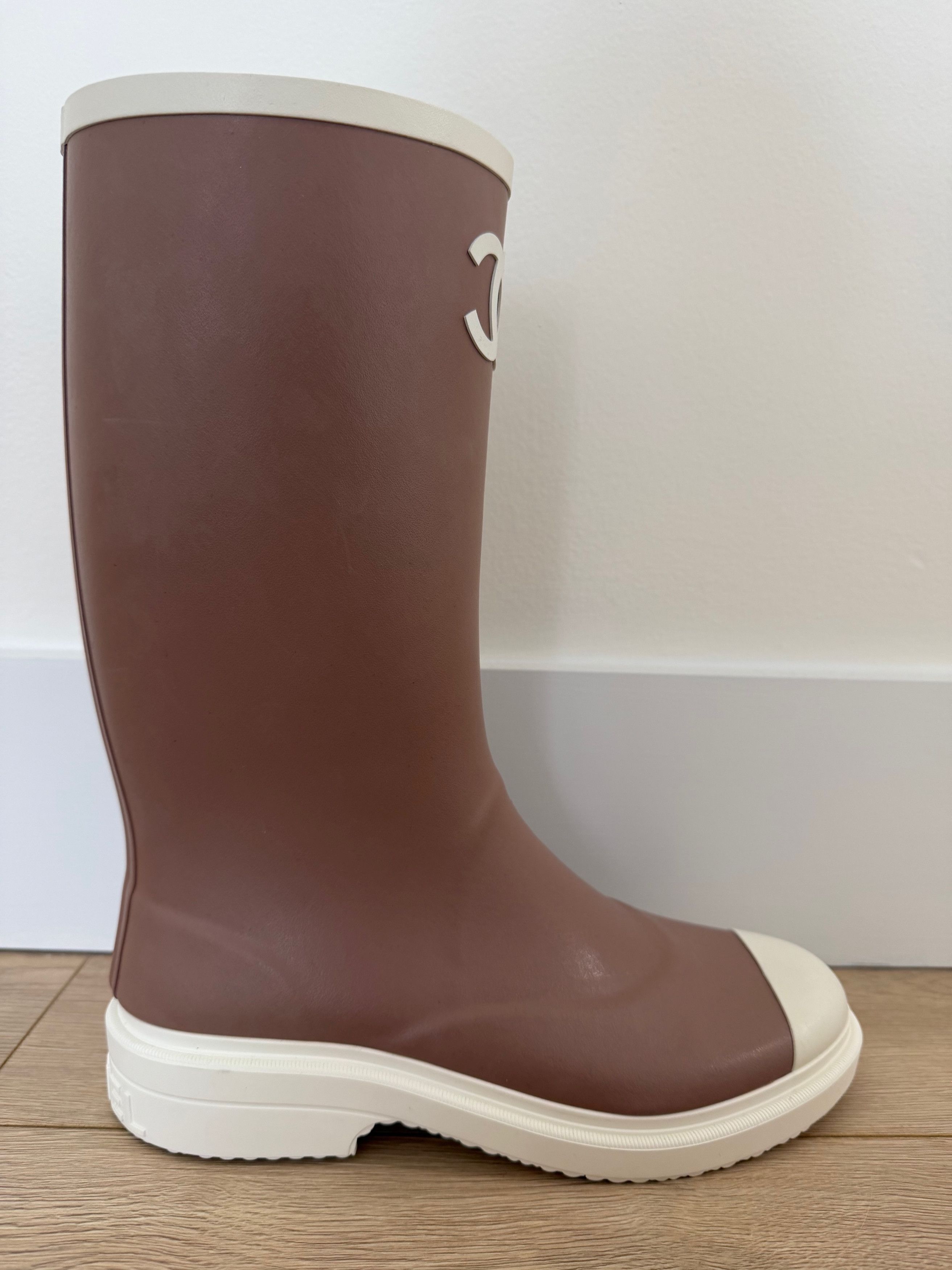 Chanel Chanel 26C White CC Logo High Pull On Rubber Rain Boots 36 Size US 6 / IT 36 - 11 Thumbnail