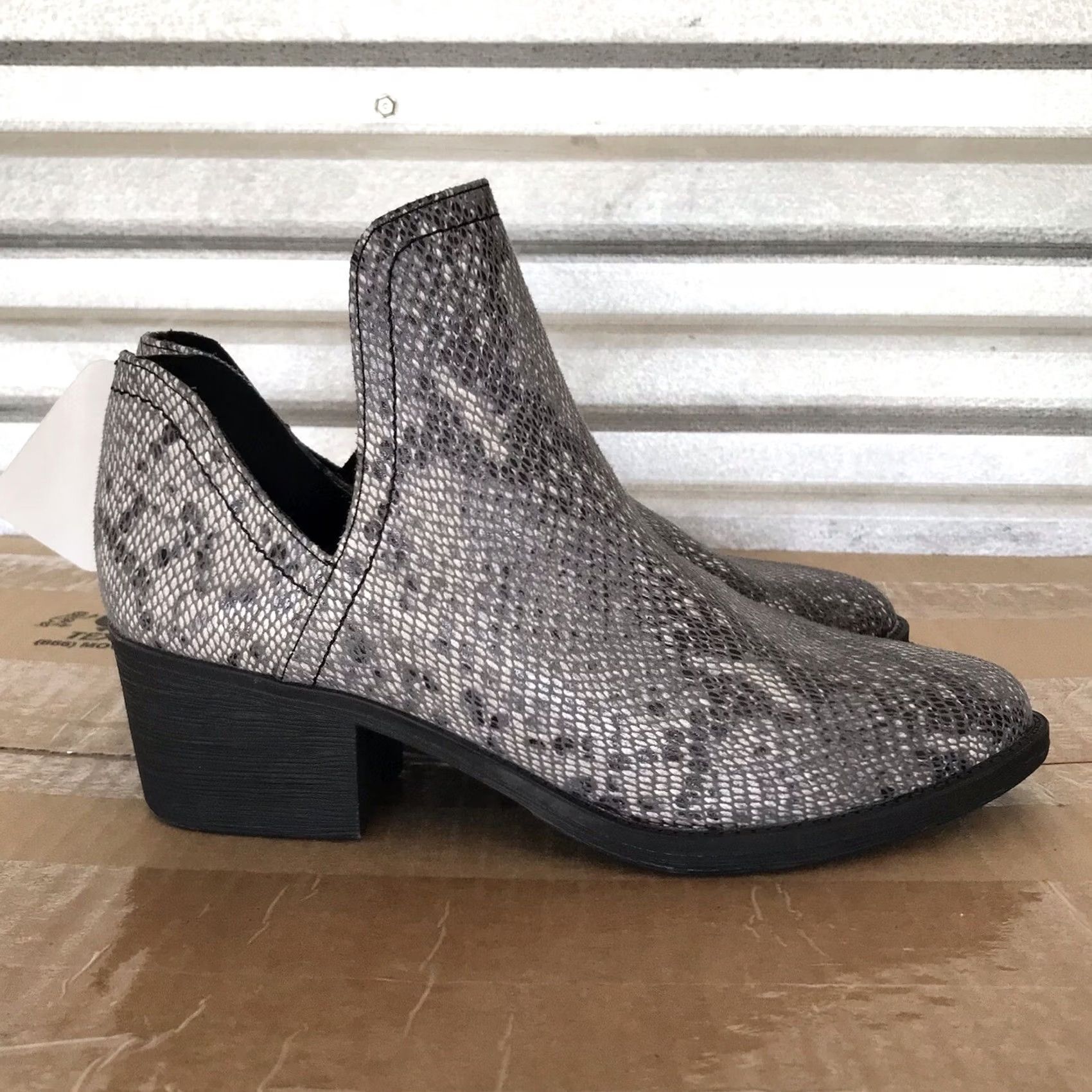 Vintage Volatile Women Gray Faux Snakeskin Pull-On Block Heel Western Ankle Boots 6 Size US 6 / IT 36 - 2 Thumbnail