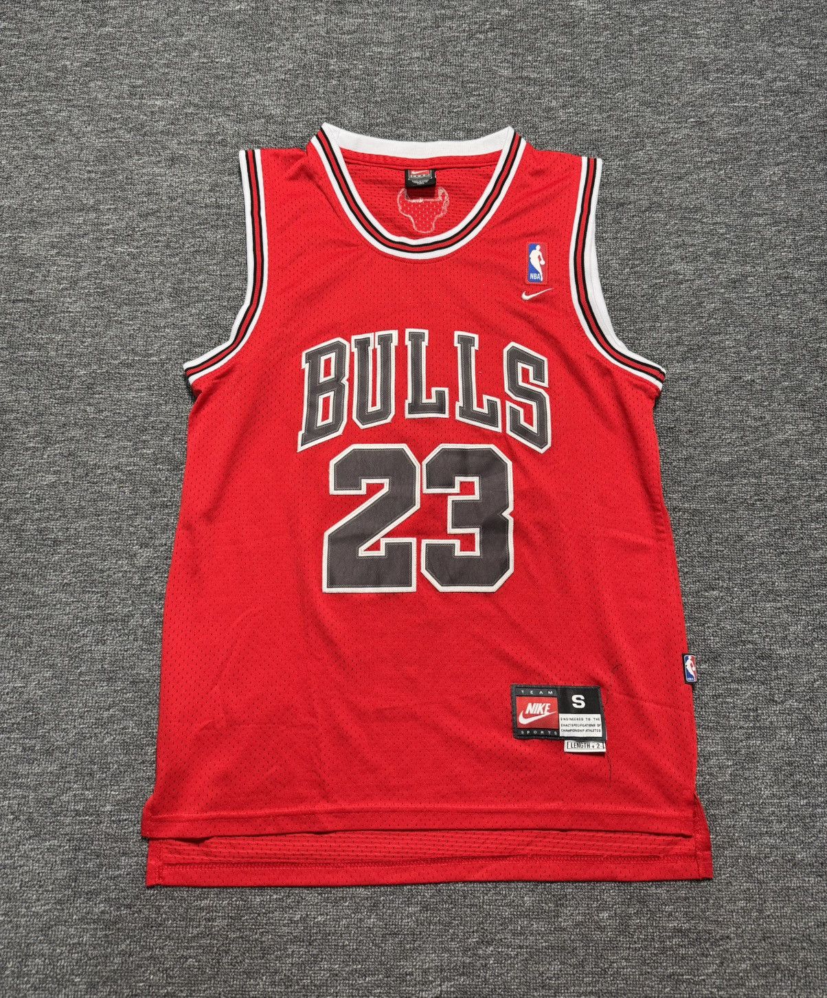 Nike Vintage Nike Bulls Jordan #23 Jersey Size S Red +2 Length Size US S / EU 44-46 / 1 - 1 Thumbnail