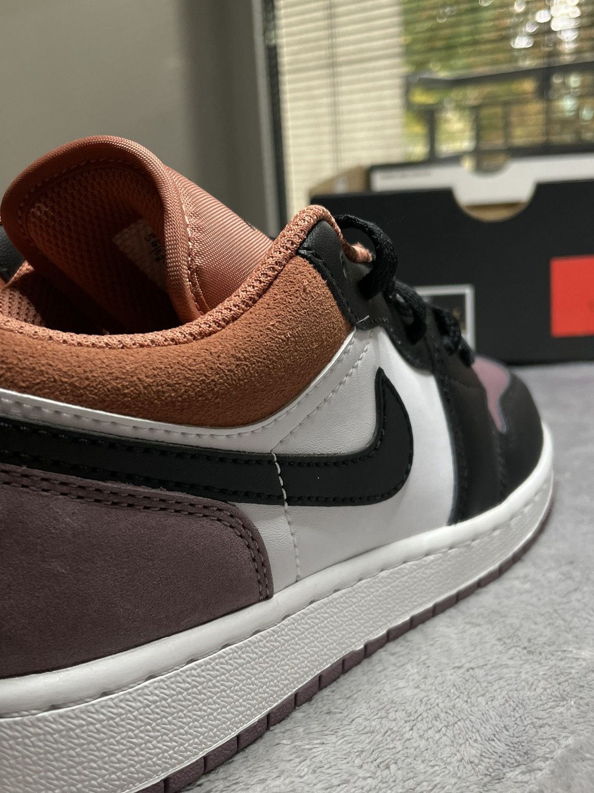 Nike AIR JORDAN 1 LOW SE (GS) Size US 5.5 / IT 35.5 - 7 Thumbnail