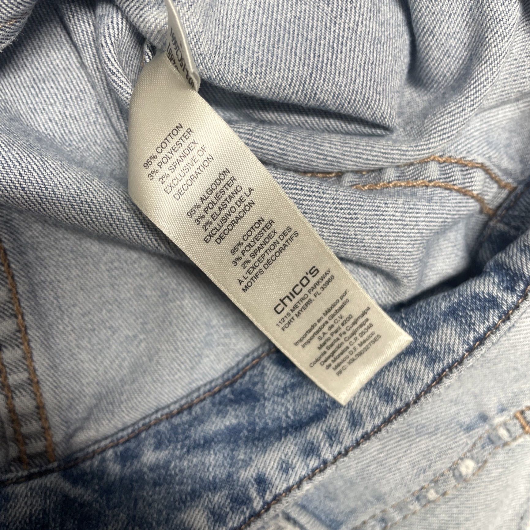 Vintage VINTAGE Chico's Women's Denim Jean Jacket Size 0 Blue Destroyed Cotton Blend Outer Shell Size 25" / US 0 / IT 36 - 3 Thumbnail