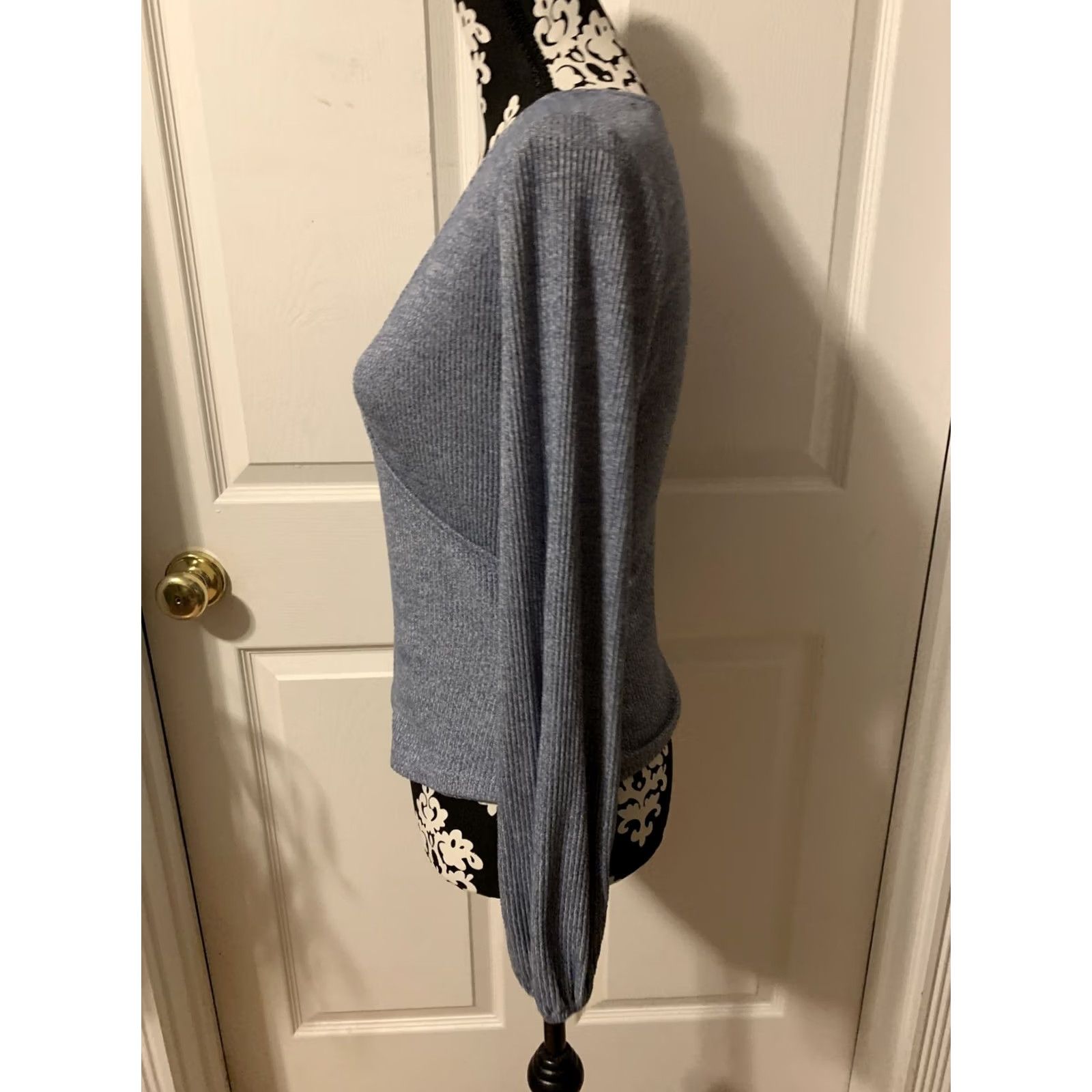Gap VINTAGE? No. Gap Shirt Womens XS Blue Deep V Neck Long Sleeve Knit Ribbed Slim Regular Raglan Sleeve Blouse Workwear, Basic, 908 Size XS / US 0-2 / IT 36-38 - 2 Thumbnail