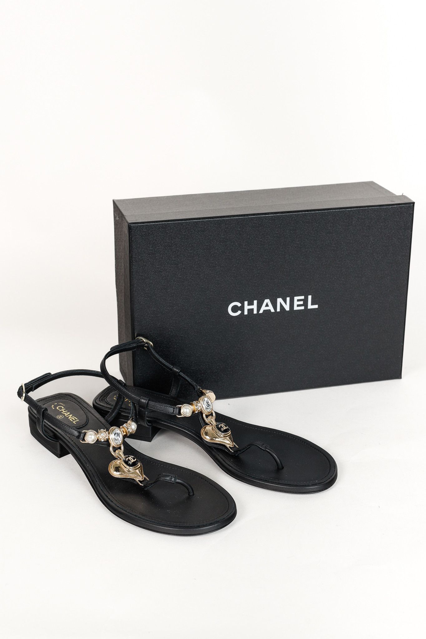 Chanel Chanel Cruise 2023 Embellished Heart Leather Thong Sandals Size US 10.5 / IT 40.5 - 12 Thumbnail