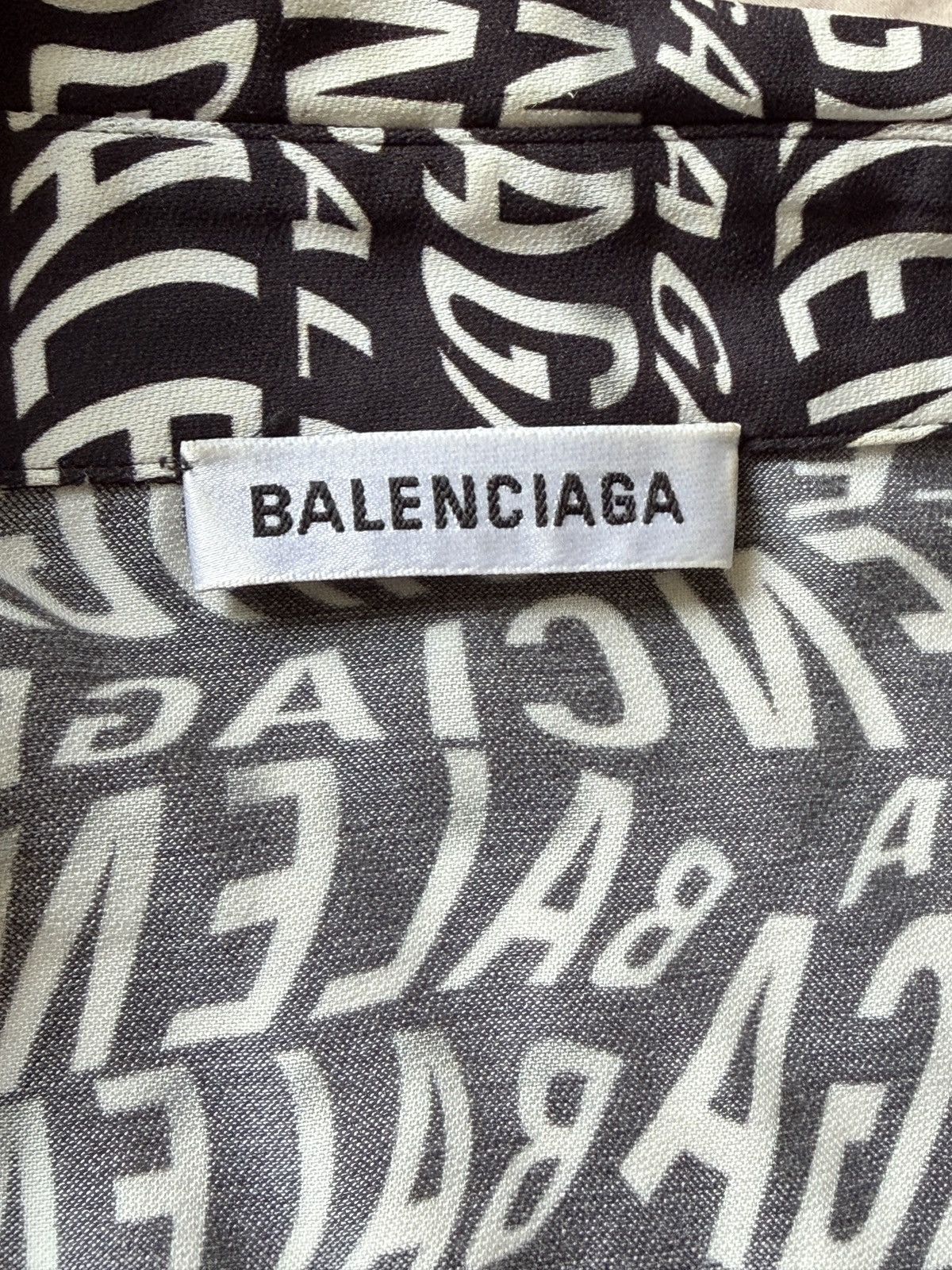 Balenciaga Balenciaga All-Over Logo Oversized Button-Down Shirt Size XXS / US 00 / IT 34 - 5 Thumbnail