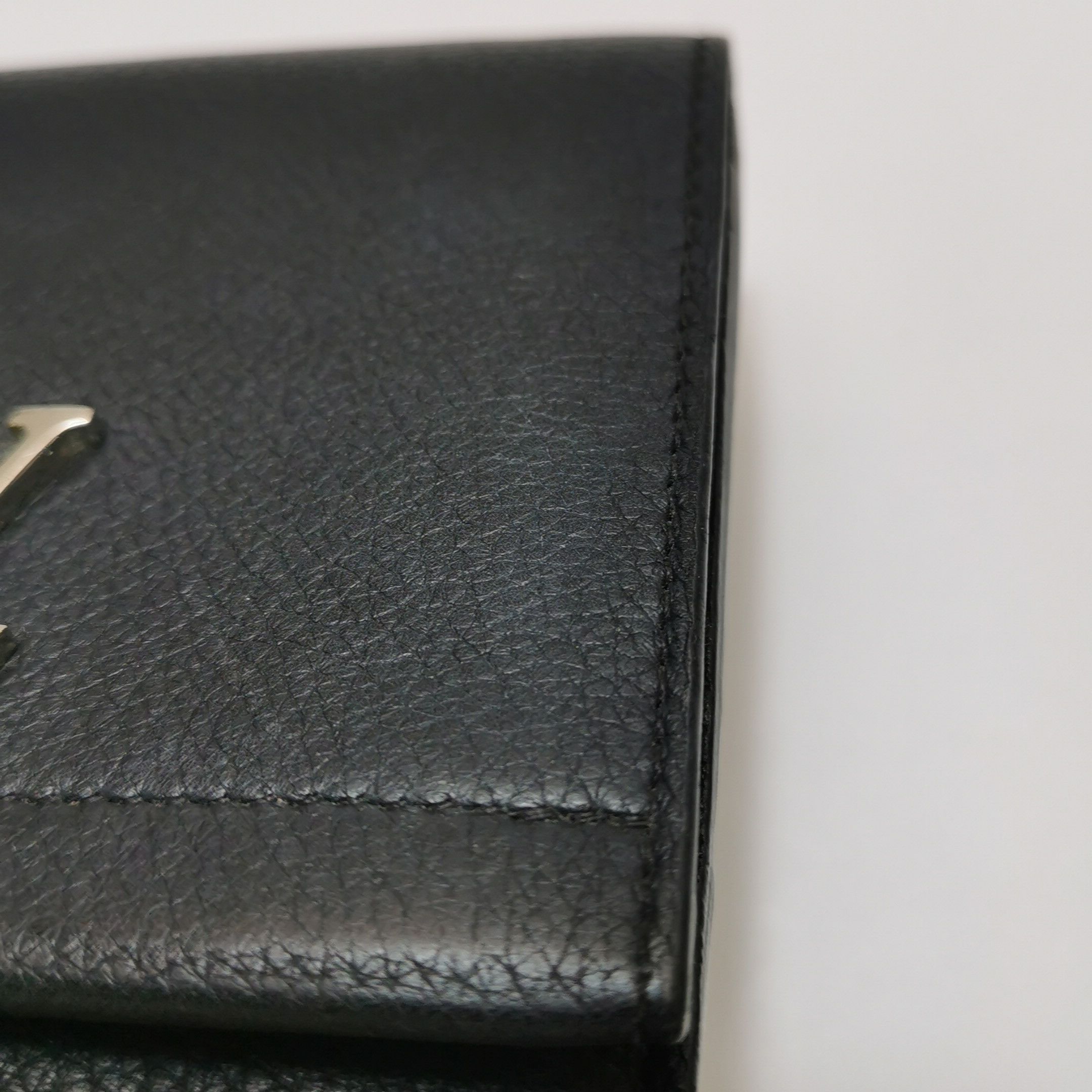 Louis Vuitton Louis Vuitton (LV) Lockme leather solid color LV letter log Size ONE SIZE - 8 Thumbnail