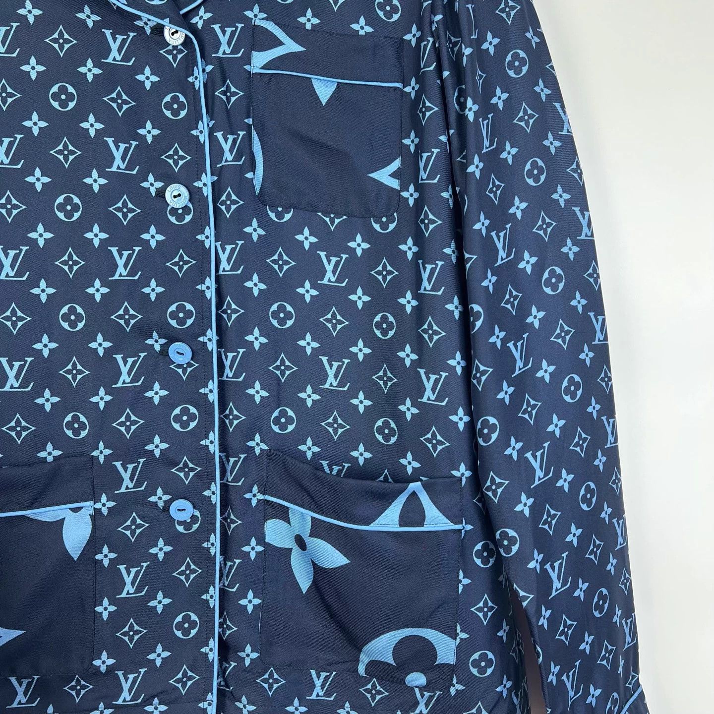Louis Vuitton Louis Vuitton silk monogram print pajama-style shirt Size S / US 4 / IT 40 - 4 Thumbnail