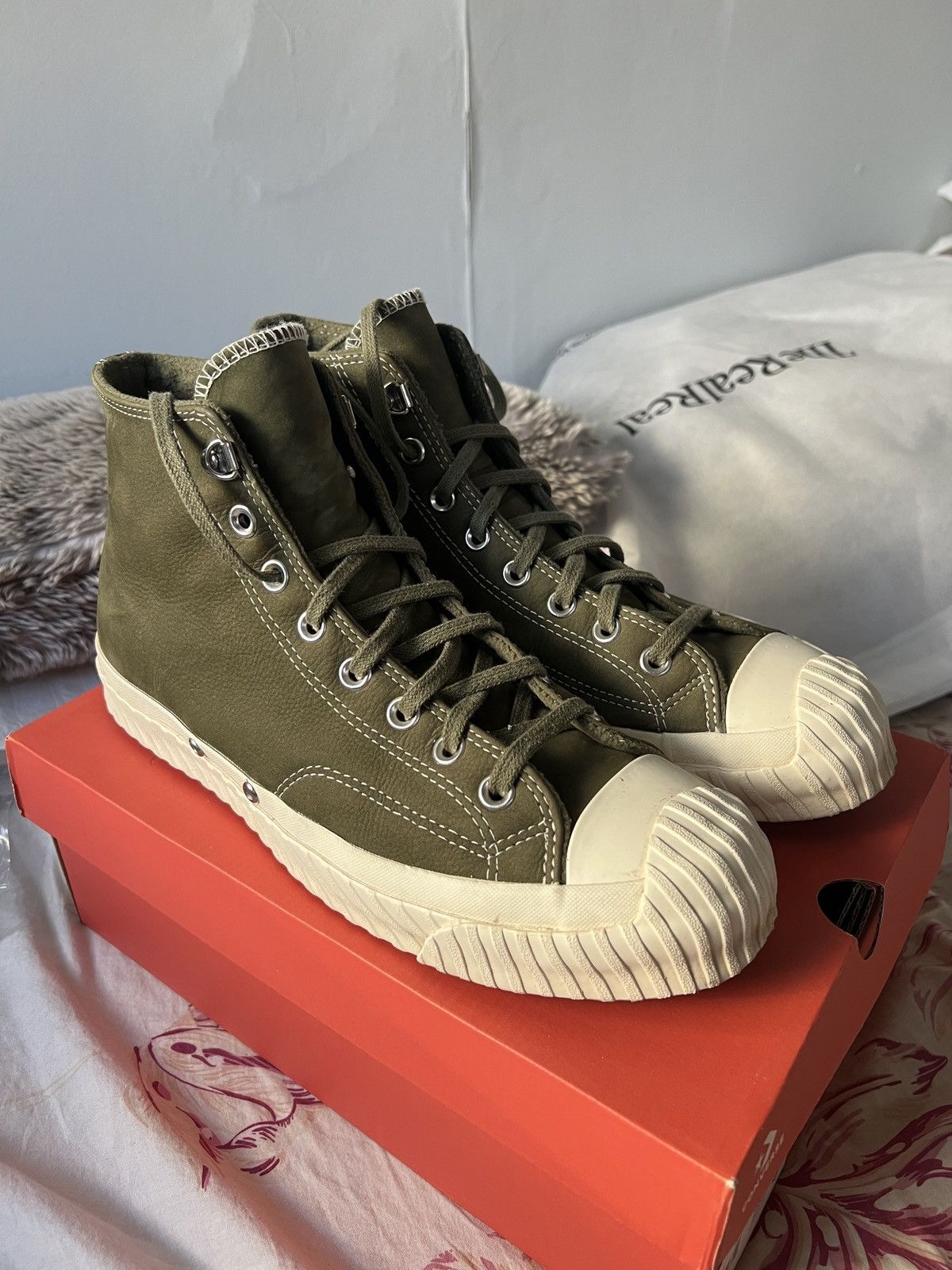 Olive green leather converse online