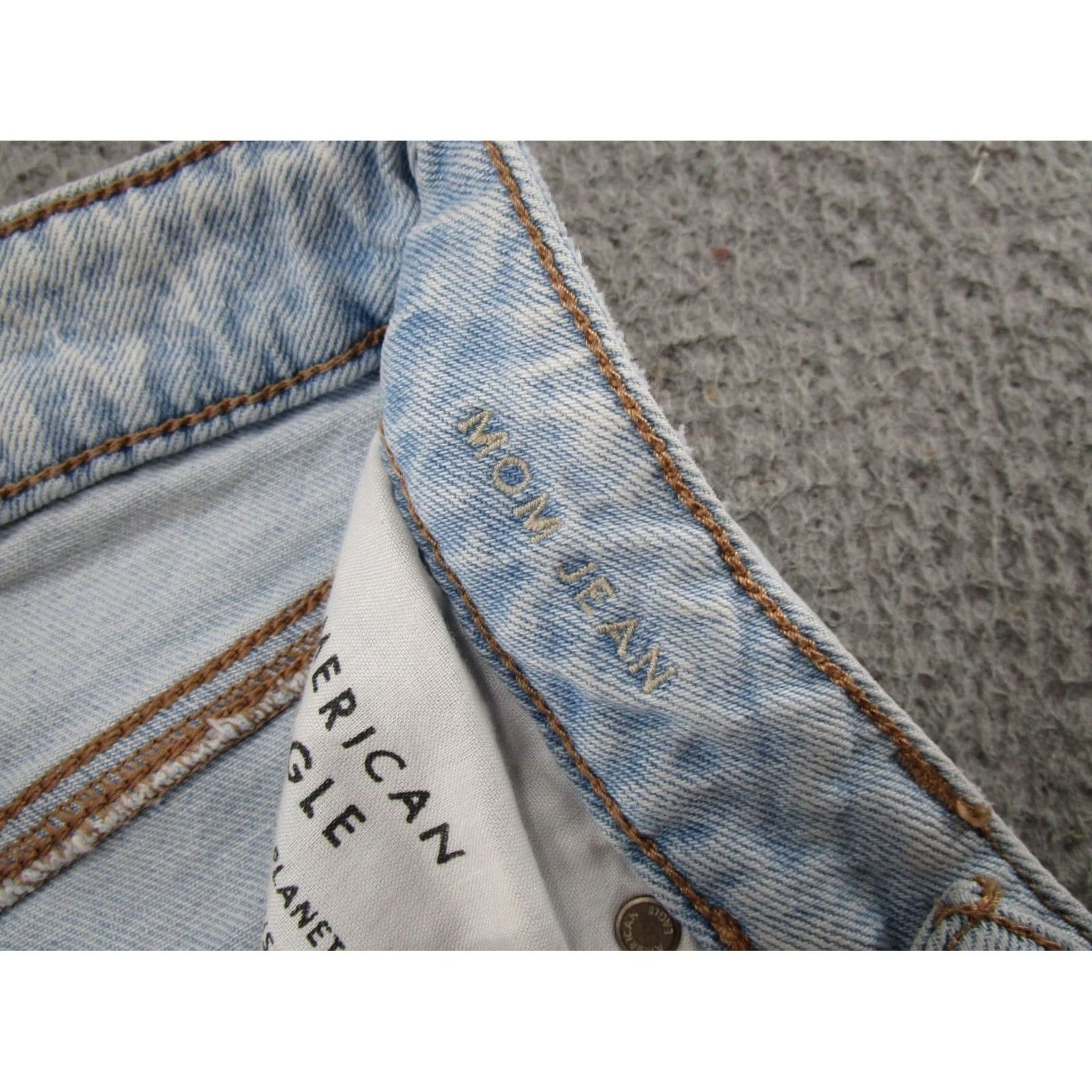 American Eagle Outfitters American Eagle Outfitters Denim Mom Jeans Distressed Light Wash 8 Short Blue Cotton 5-Pocket Womens Jeans Size 30" / US 8 / IT 44 - 5 Thumbnail