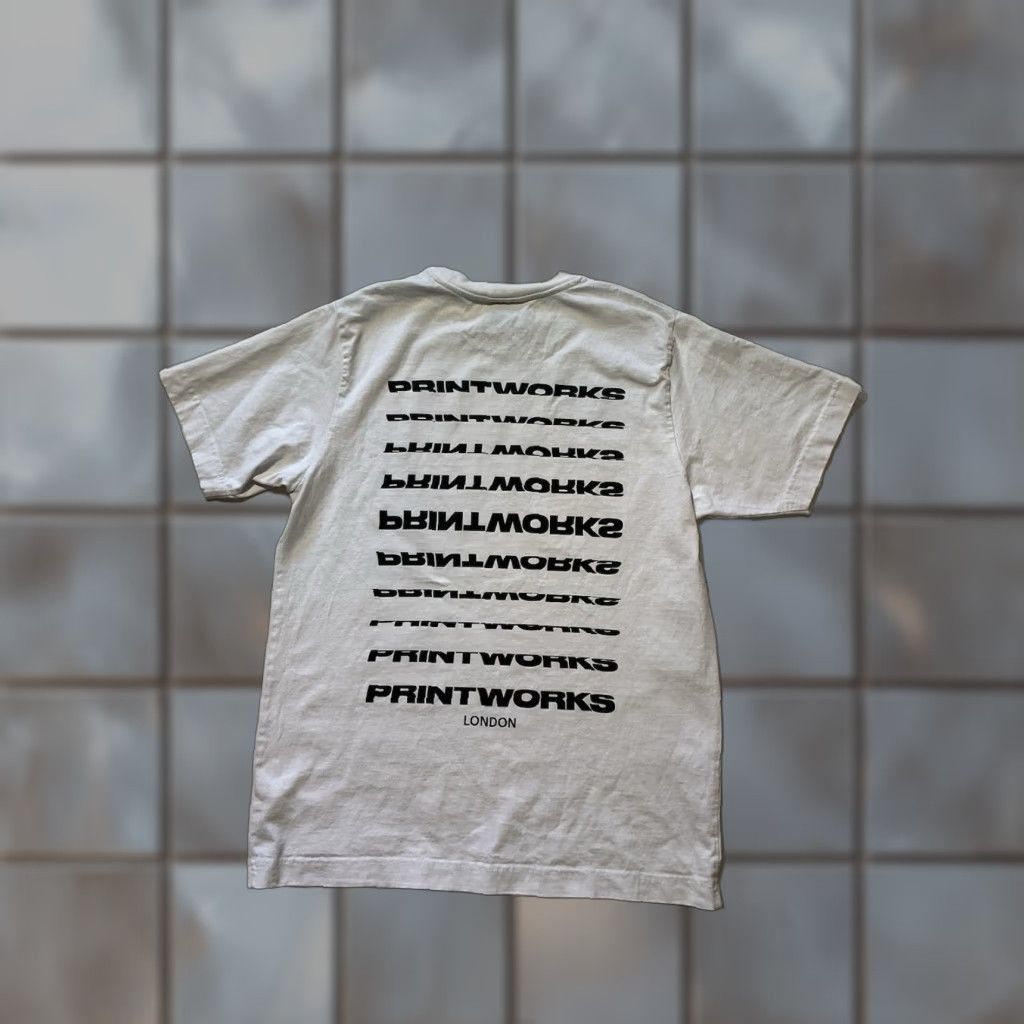 Avenue VINTAGE Printworks London Drumsheds EDM Electronic Music Concert Venue White Graphic T-Shirt S Mens Size US S / EU 44-46 / 1 - 1 Thumbnail