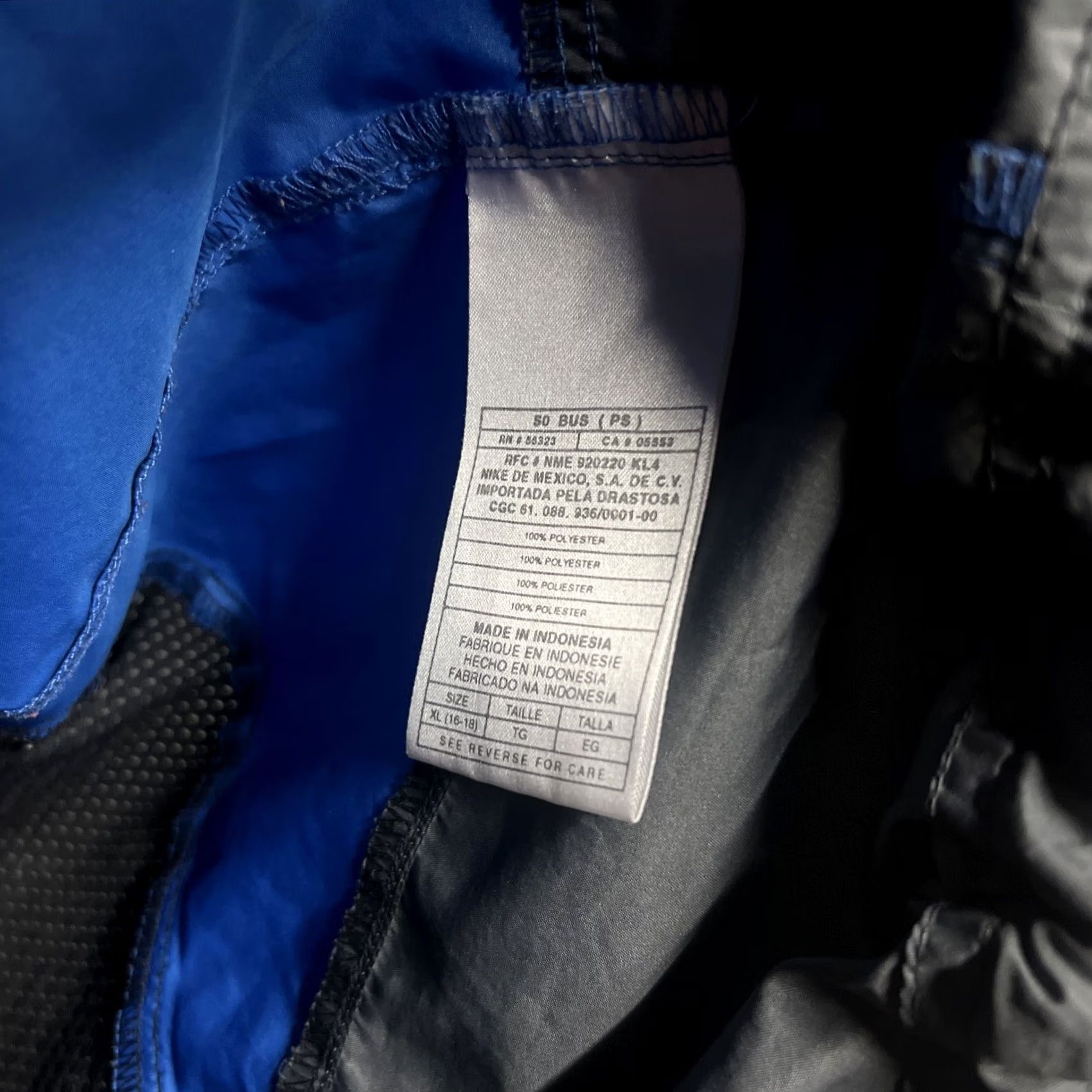 Nike VINTAGE Nike Nylon Vest Blue Black XL UNISEX Vest Woman XL Blue Windbreaker Mens Womens Size XL / US 12-14 / IT 48-50 - 3 Thumbnail