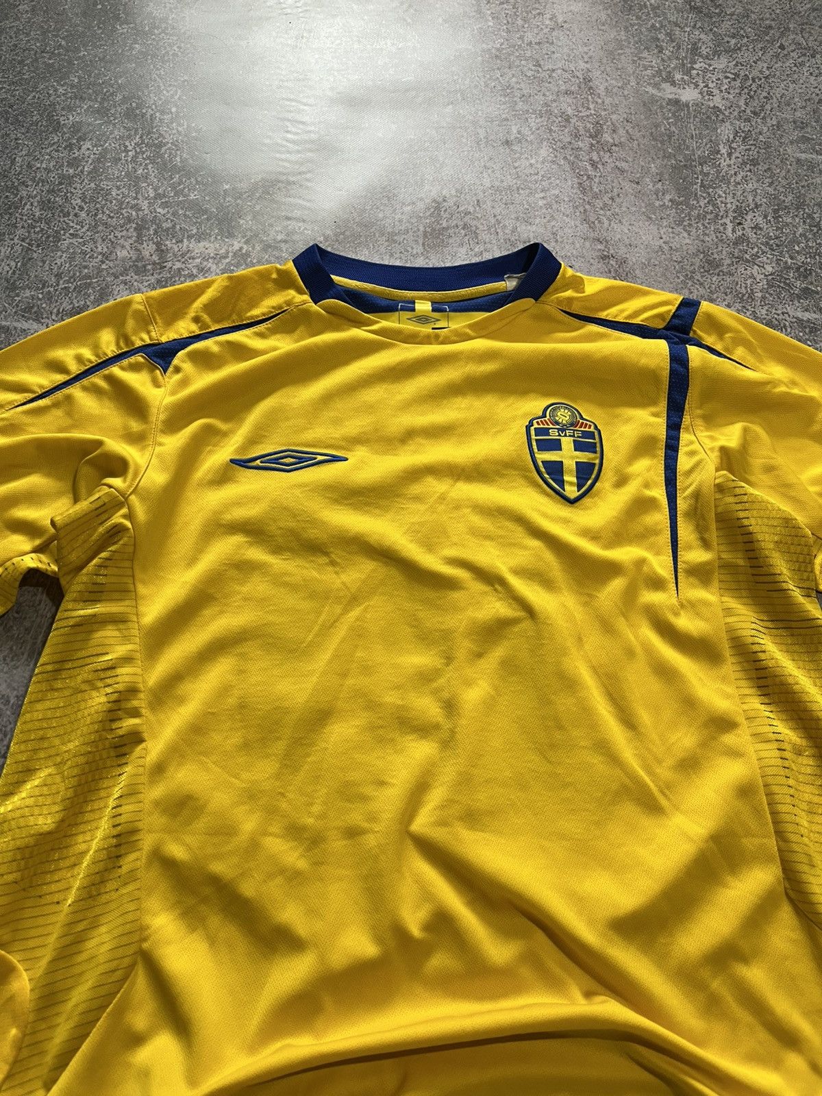 Umbro Sweden Umbro Soccer shirt Jersey 2005-2006 season home🇸🇪 Size US M / EU 48-50 / 2 - 4 Thumbnail