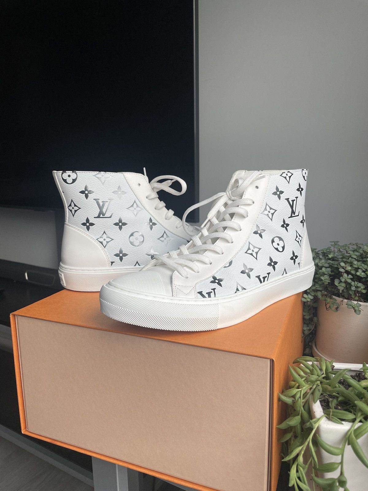 Louis Vuitton Louis Vuitton High Top Tattoo Monogram Sneakers Size US 10 / EU 43 - 7 Thumbnail