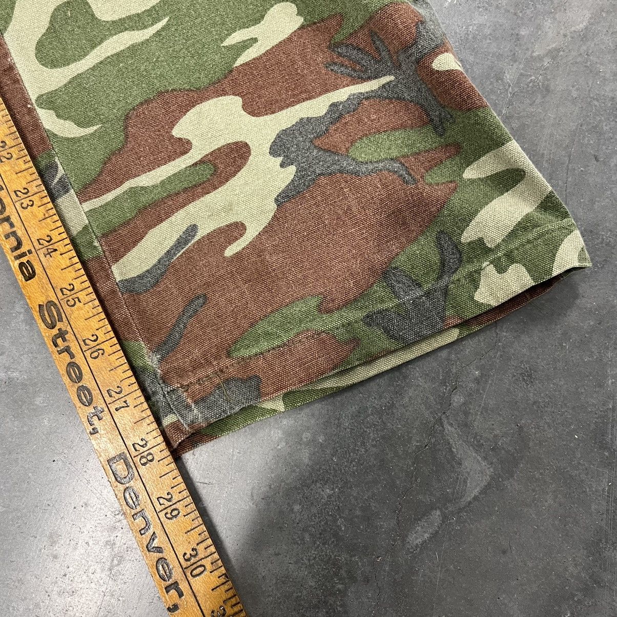 Vintage Vintage Camo Distressed Baggy Skate Work Wear Pants Size US 34 / EU 50 - 19 Thumbnail