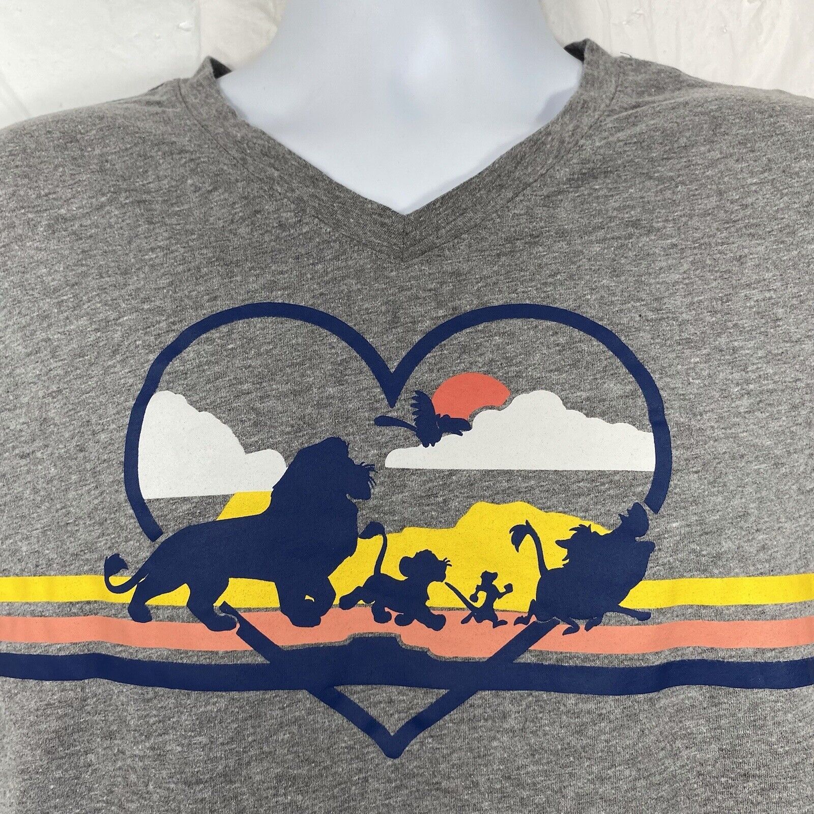 Disney Disney The Lion King Medium Colorful Heart Graphic T Shirt Size M / US 6-8 / IT 42-44 - 2 Thumbnail
