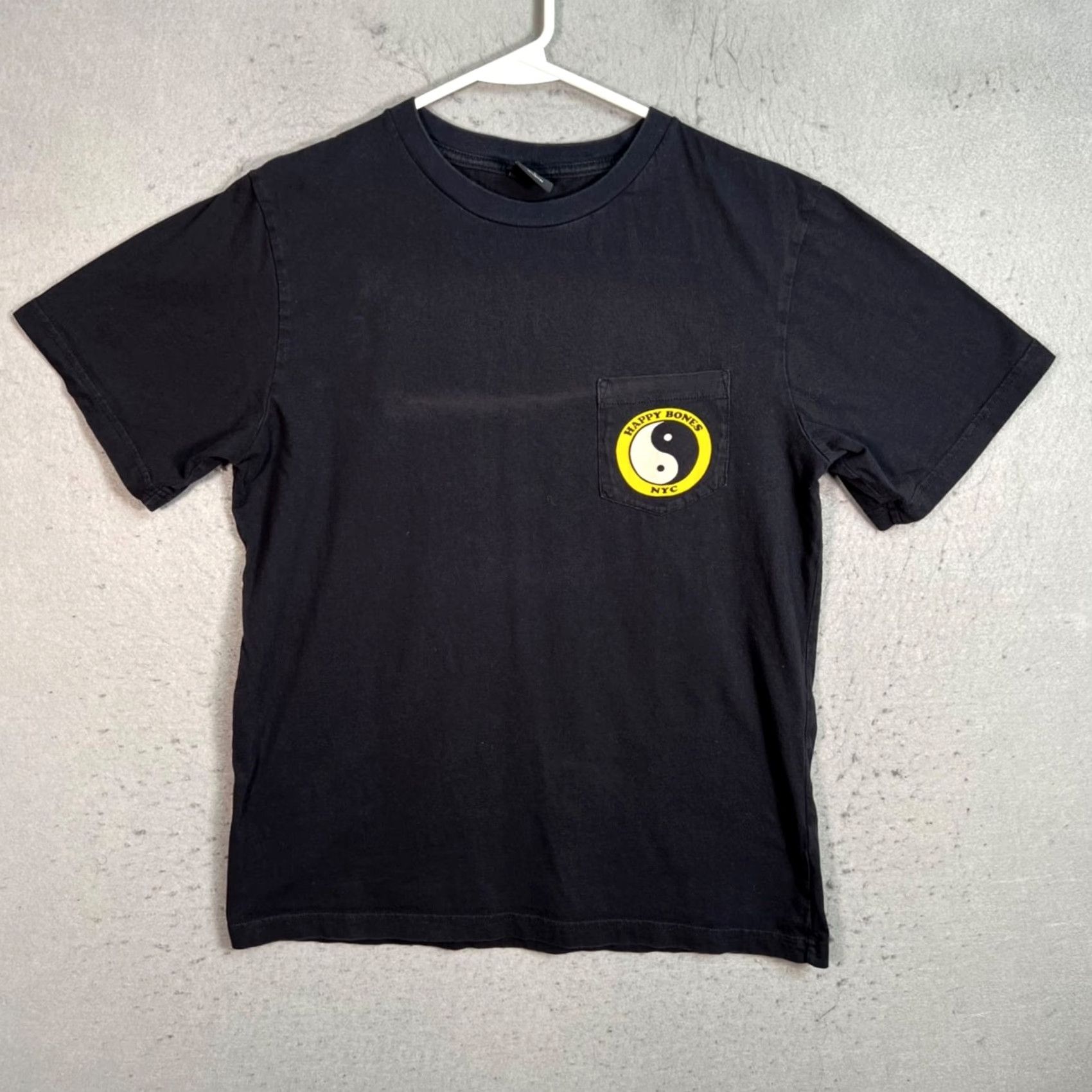 Bones Happy Bones NYC Black Pocket T Shirt w/ Yin Yang Graphic 100% Cotton Size Large Mens Shirt Black Yin Yang Vintage None 2020s Size US L / EU 52-54 / 3 - 2 Thumbnail