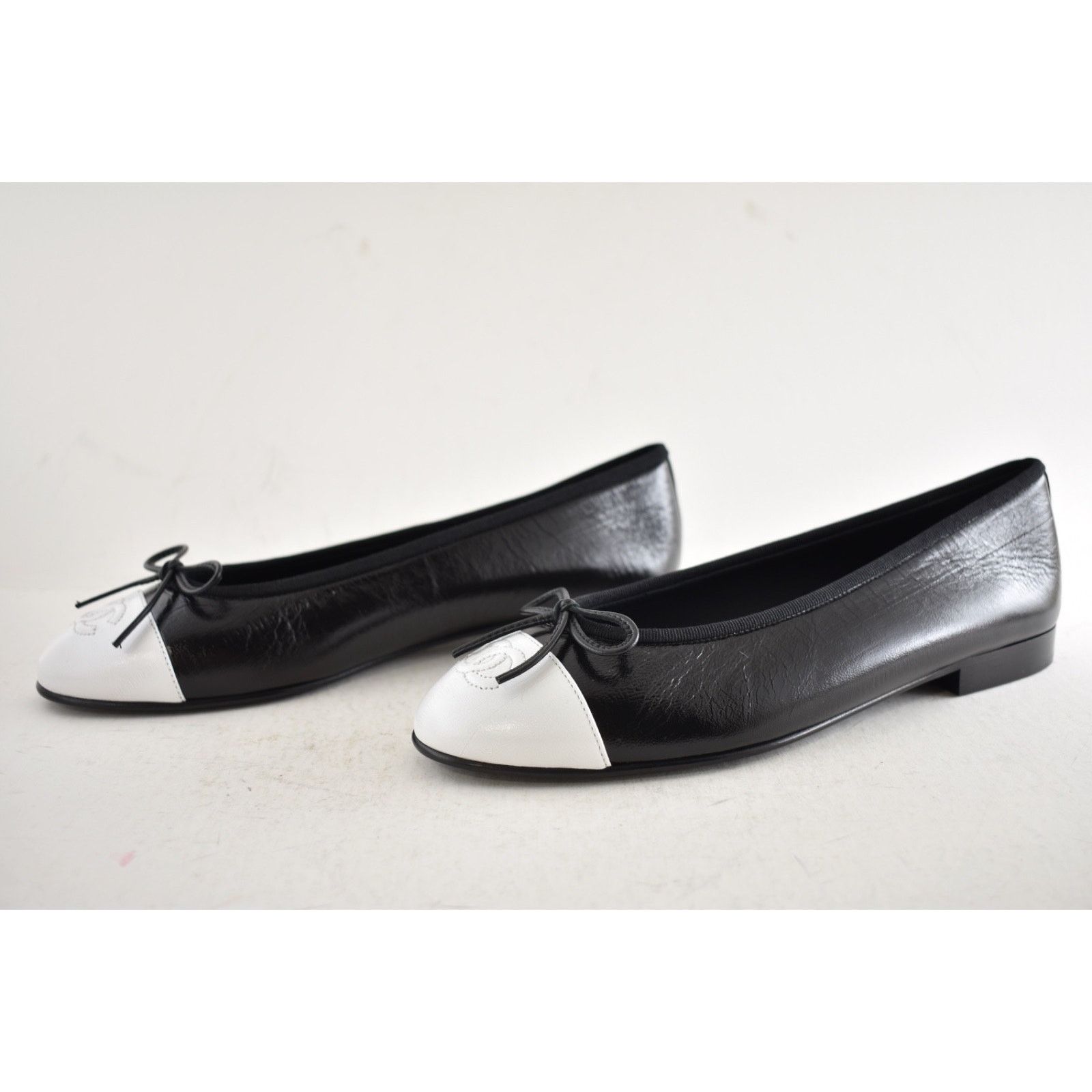 Chanel Chanel Black White Lambskin CC Bow Ballet Flat 38.5 Size US 7.5 / IT 37.5 - 19 Thumbnail