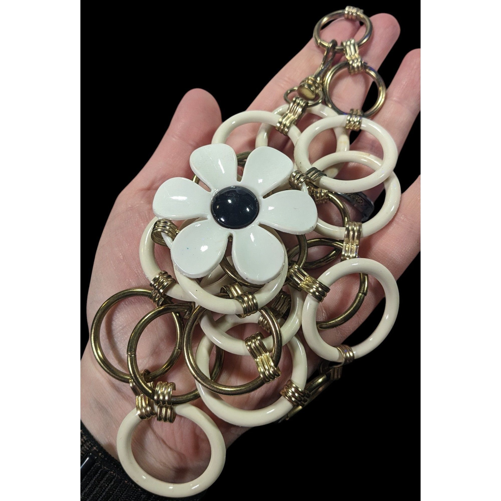 Other Retro Hippie Floral Chunky White And Gold Tone Ring Necklace Size ONE SIZE - 6 Thumbnail