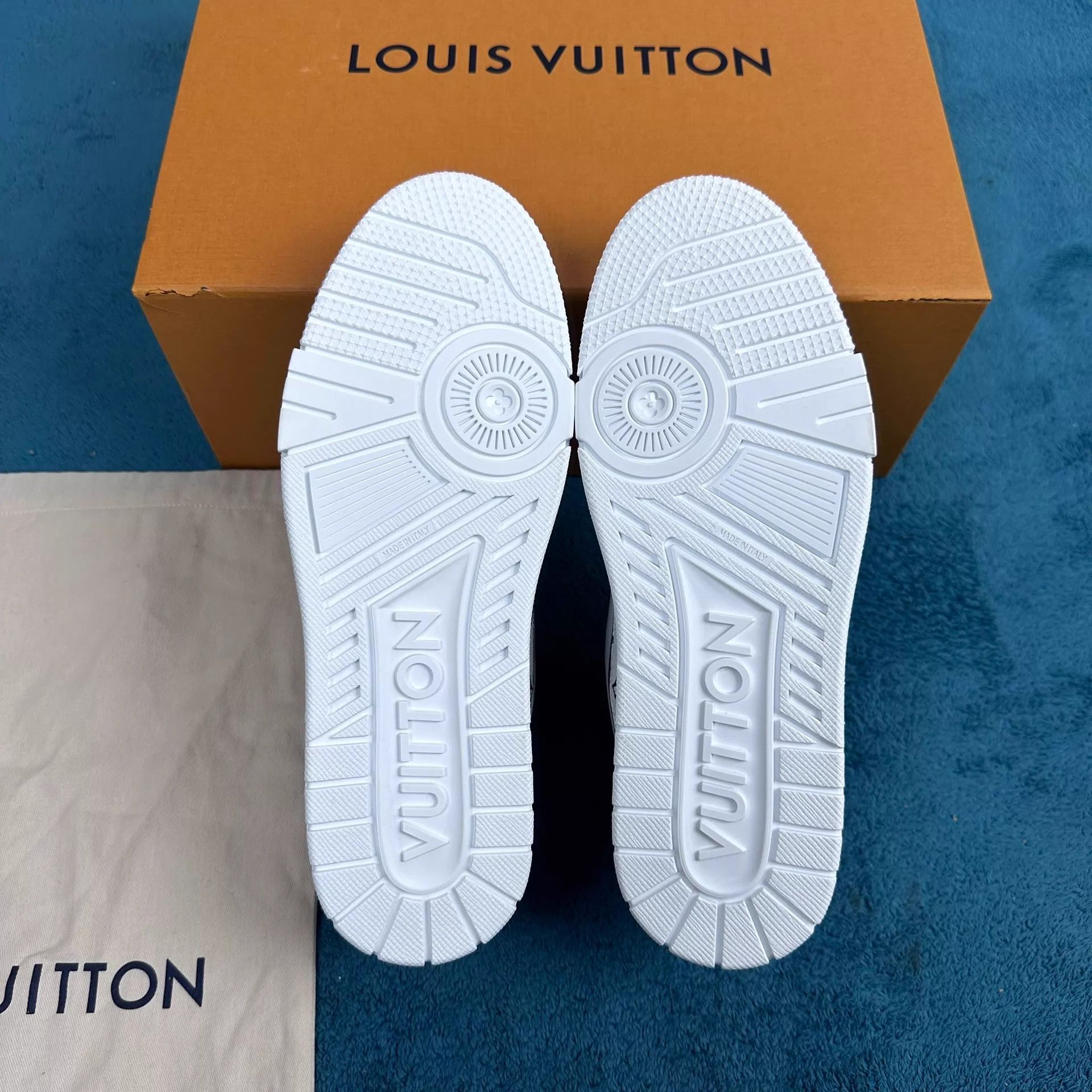 Louis Vuitton LV Trainer 25 Cowhide Logo Print Low Sneaker White 7.5/41.5 Size US 8.5 / EU 41-42 - 5 Thumbnail