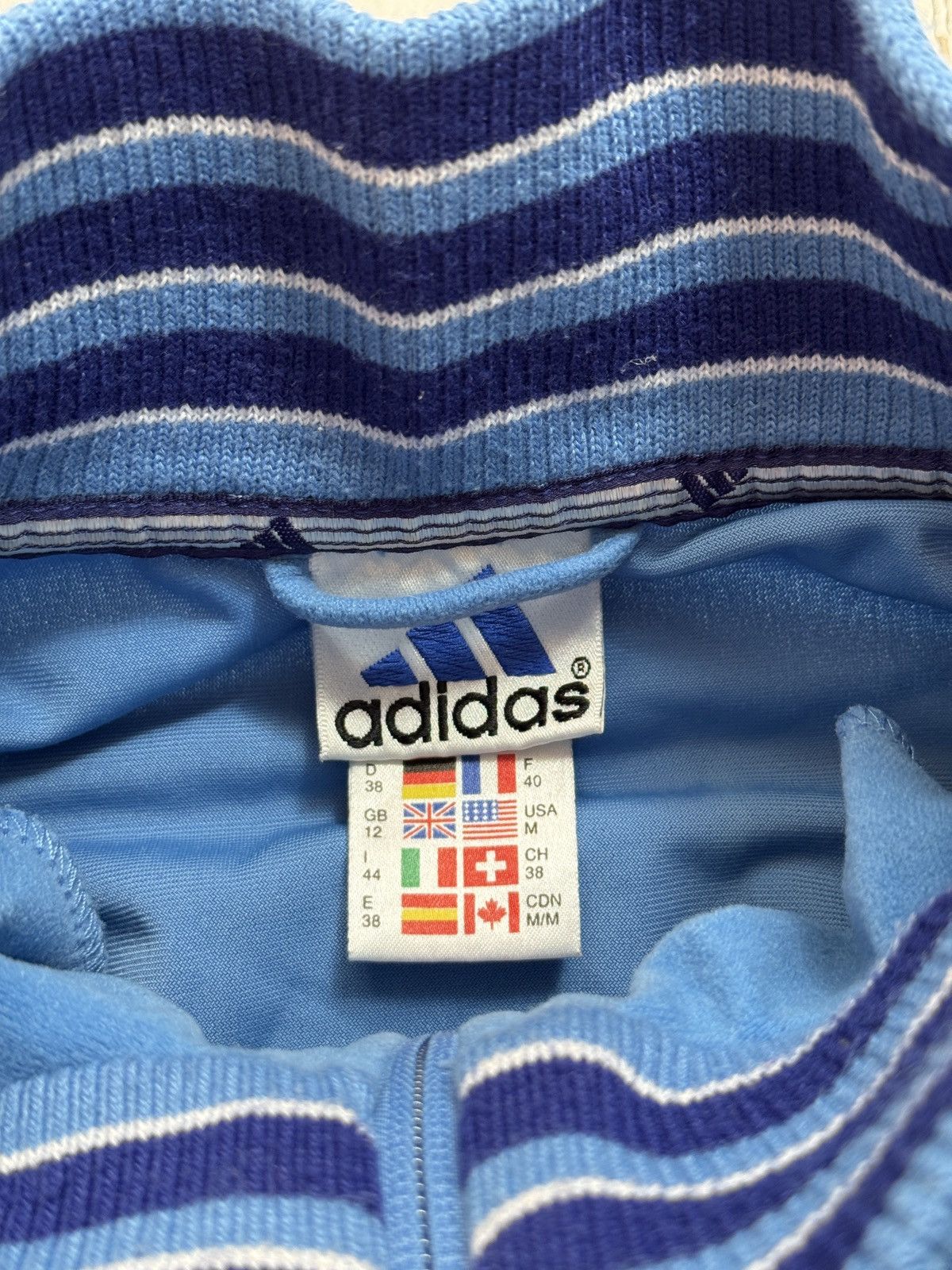 Adidas VINTAGE ADIDAS MINI LOGO VELVET BOXY FIT ZIP UP JACKET Size M / US 6-8 / IT 42-44 - 9 Thumbnail