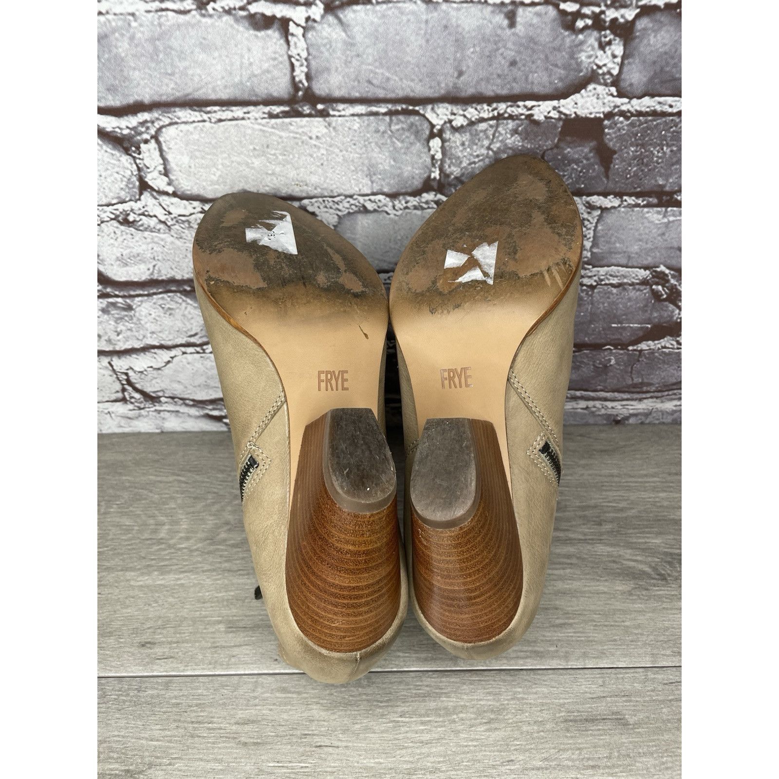 Frye Frye Ash Taupe Leather Pointed Toe Western Heel Booties Wome Size US 10 / IT 40 - 10 Thumbnail