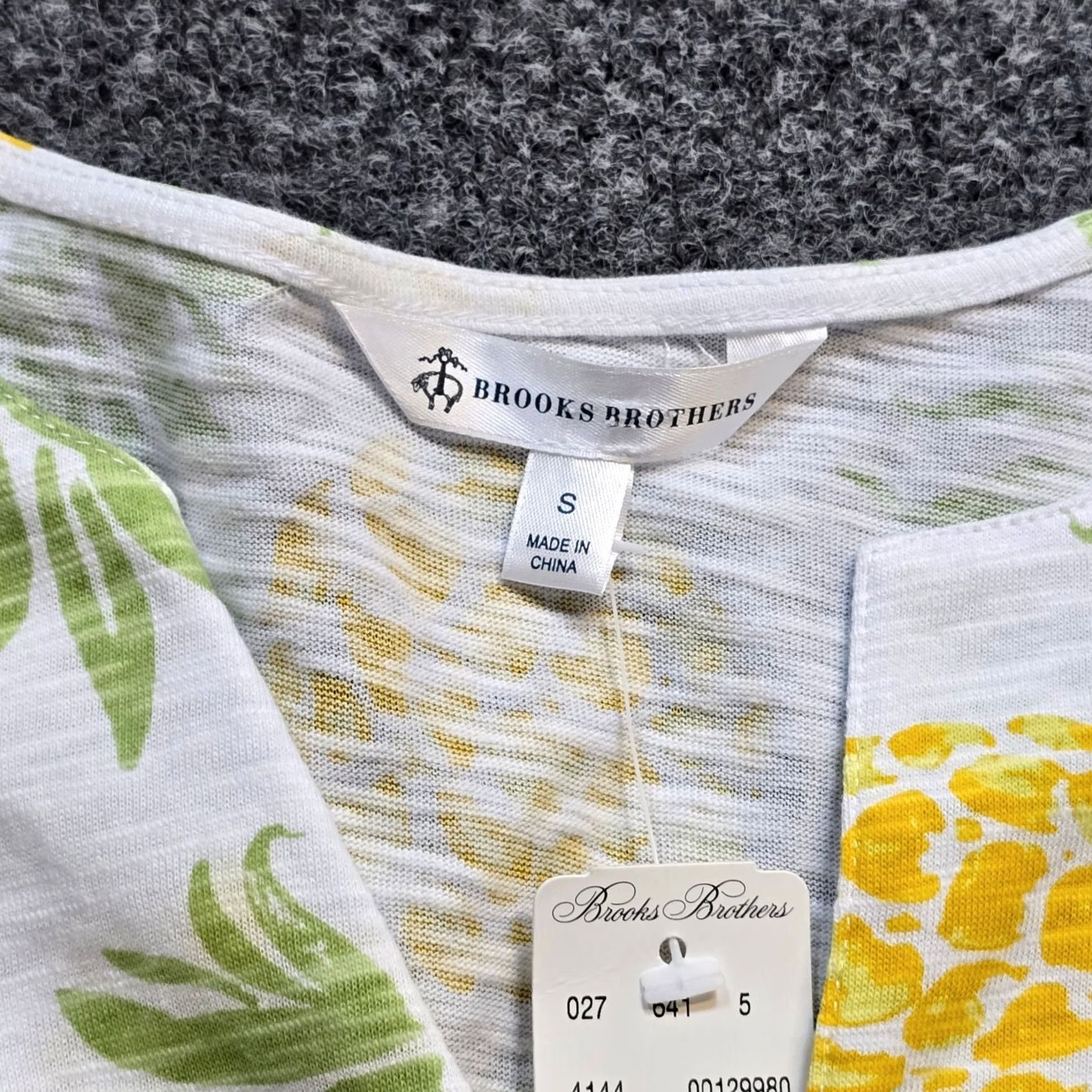 Brooks Brothers Brooks Brothers Top Womens Size Small Yellow Pineapples Long Sleeve Casual Blouse Regular Knit Cotton V-Neck Pullover Size S / US 4 / IT 40 - 3 Thumbnail
