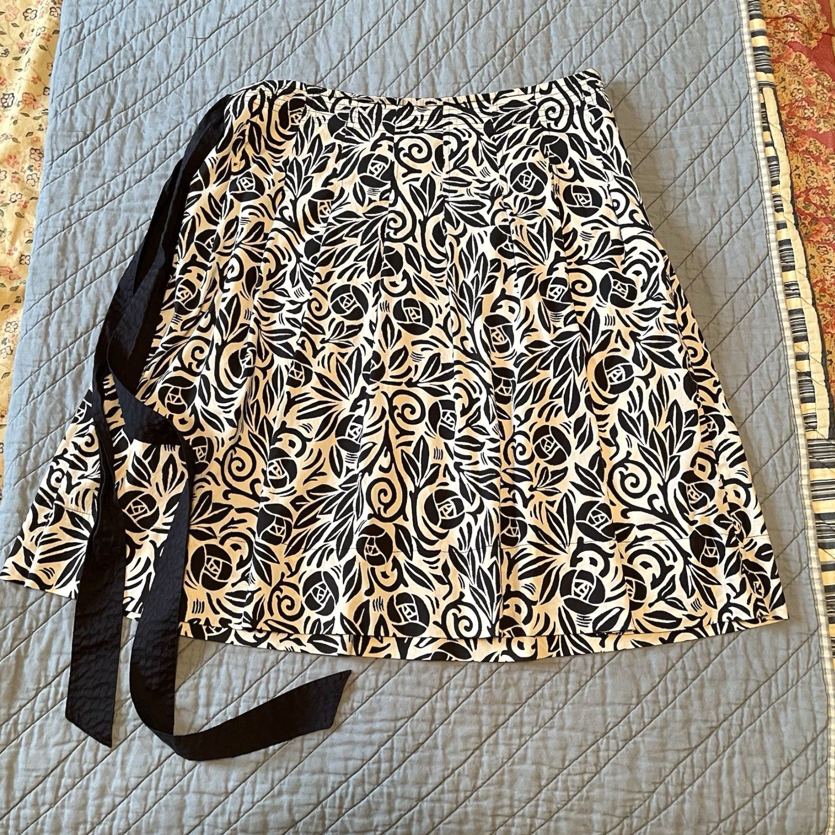 Bcbgmaxazria BCBGMAXAZRIA Skirt Adults Womens Knee Length A-Line Black Cream Silk Belted 2 MacIntosh Rose Morris Vintage No Size 26" / US 2 / IT 38 - 4 Thumbnail