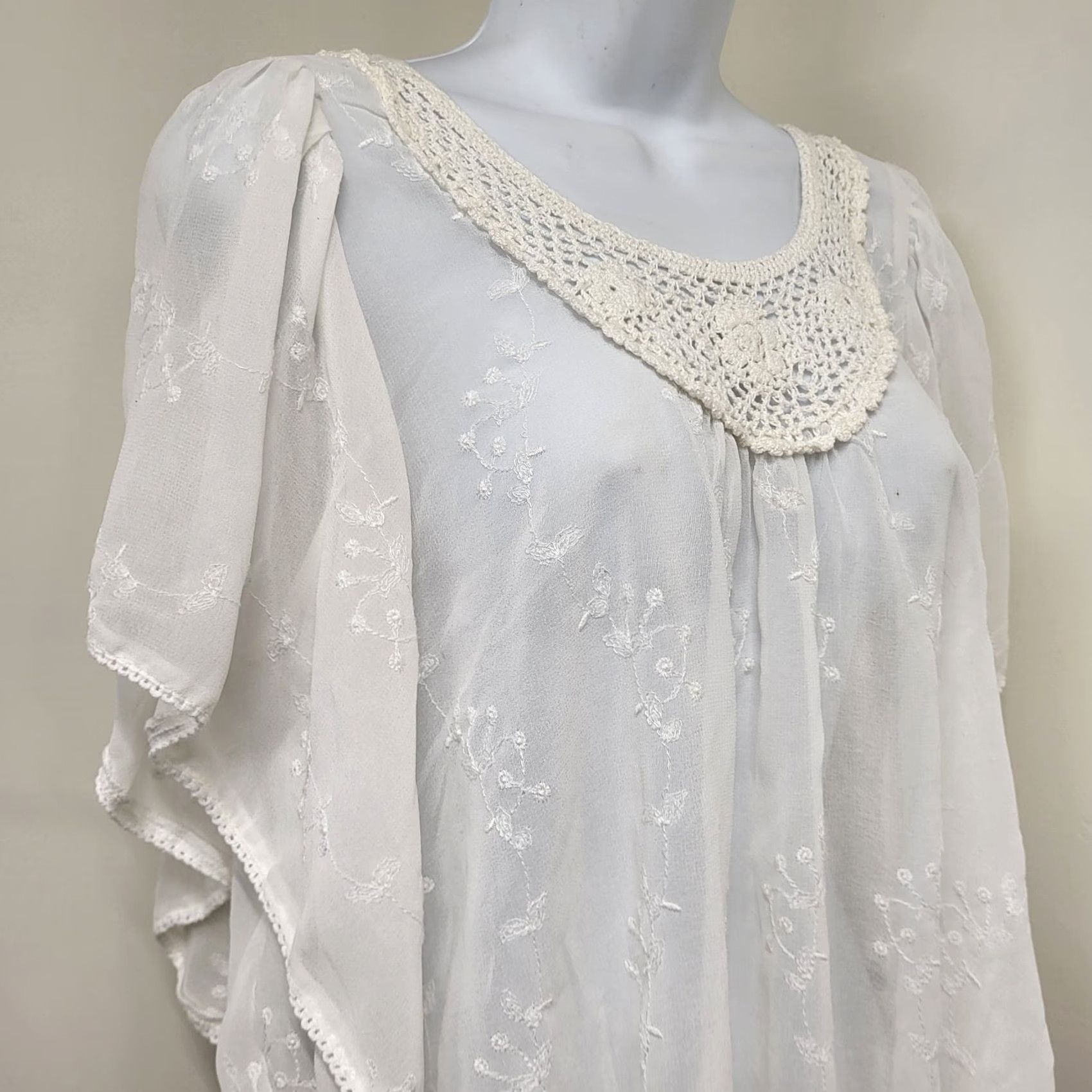 Vintage Maurices Blouse Women's M Sheer Floral Embroidered Crocheted Neck Flutter Shirt Size M / US 6-8 / IT 42-44 - 2 Thumbnail