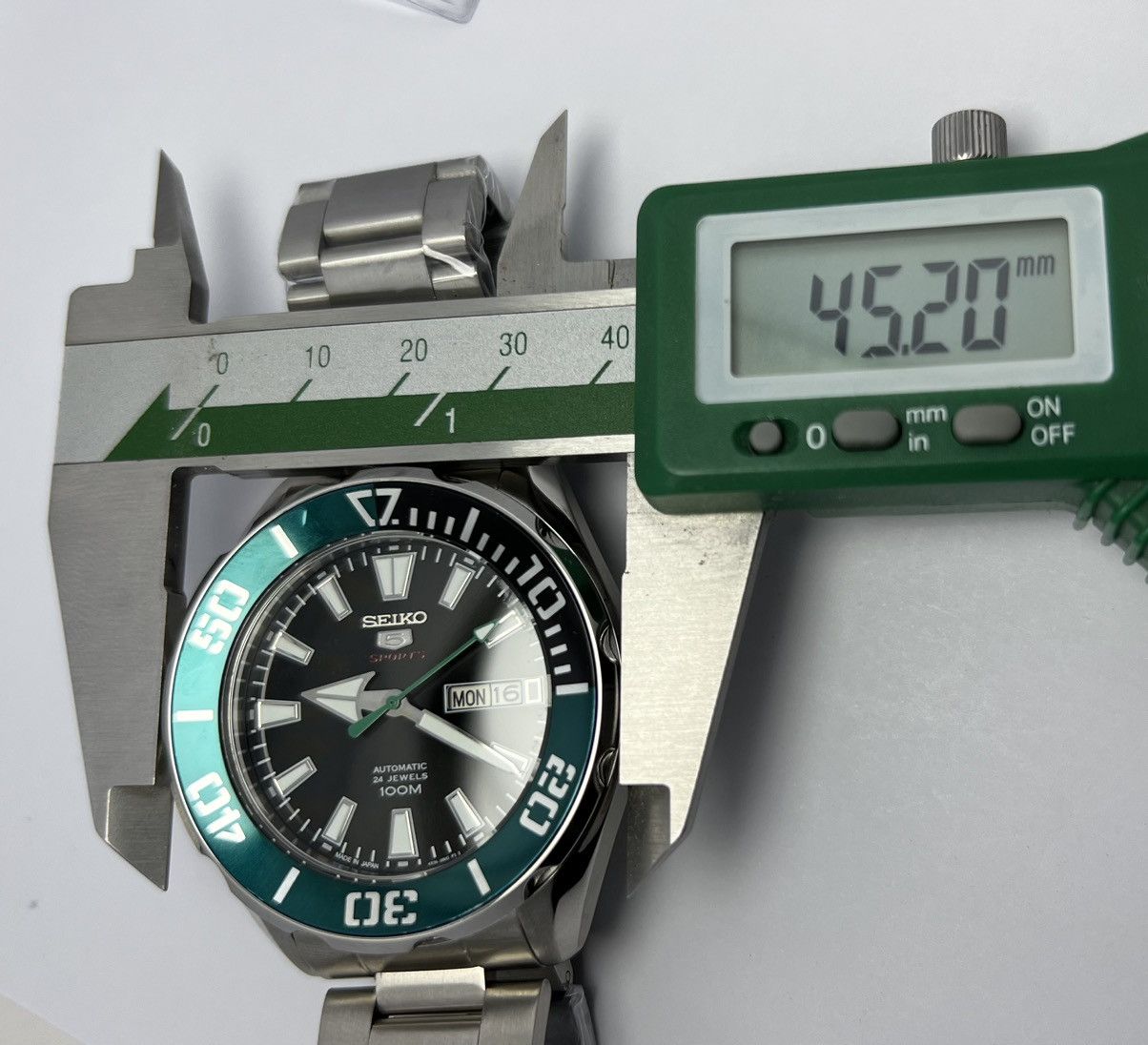 Seiko Seiko Sports Automatic Directional Bazel Day/Date Japan Size 44 - 16 Thumbnail