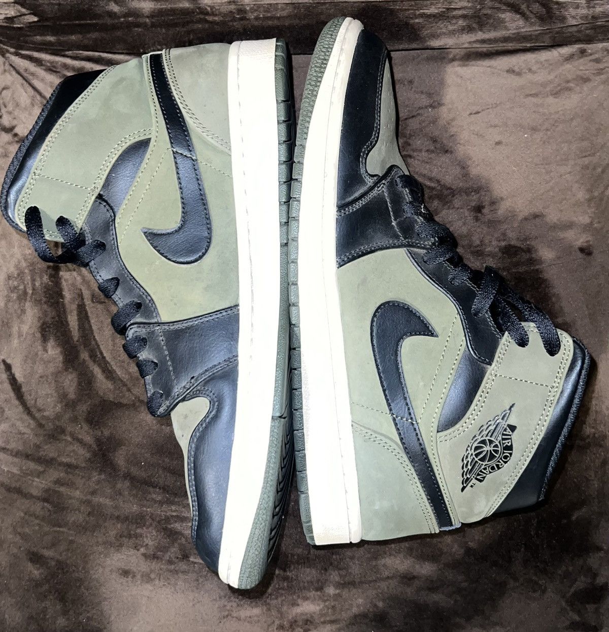 Nike 2018 NIKE AIR JORDAN 1 MID OLIVE CANVAS Size US 9 / EU 42 - 7 Thumbnail