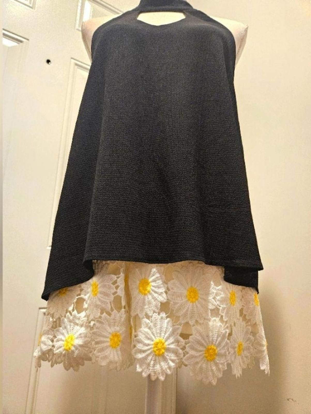 Designer Judith March Black Romper with Yellow Daisy Shorts #105 Size 28" / US 6 / IT 42 - 2 Thumbnail
