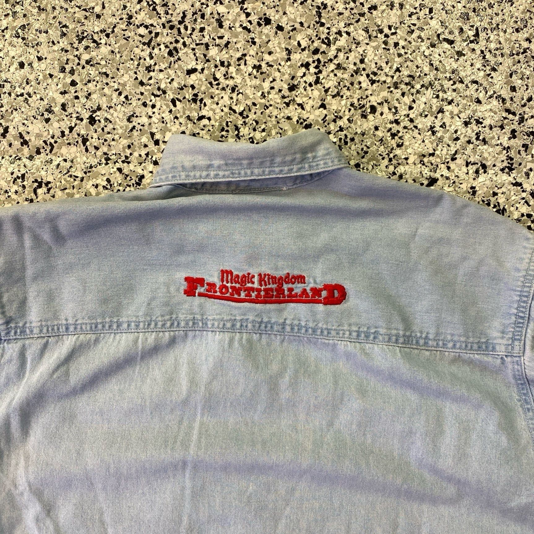 Vintage VINTAGE Walt Disney World Mickey Mouse Shirt Men Large Long Sleeve Button-Up Green Denim 100% Cotton Disney Theme, Casual Everyday Shirt Size L / US 10 / IT 46 - 7 Thumbnail