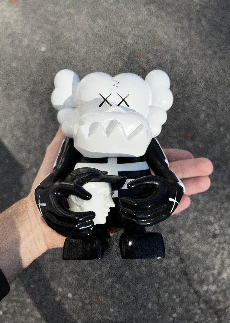 Bounty Hunter SKULL-KUN KAWS Bounty Hunter Skull Kun - Black/White