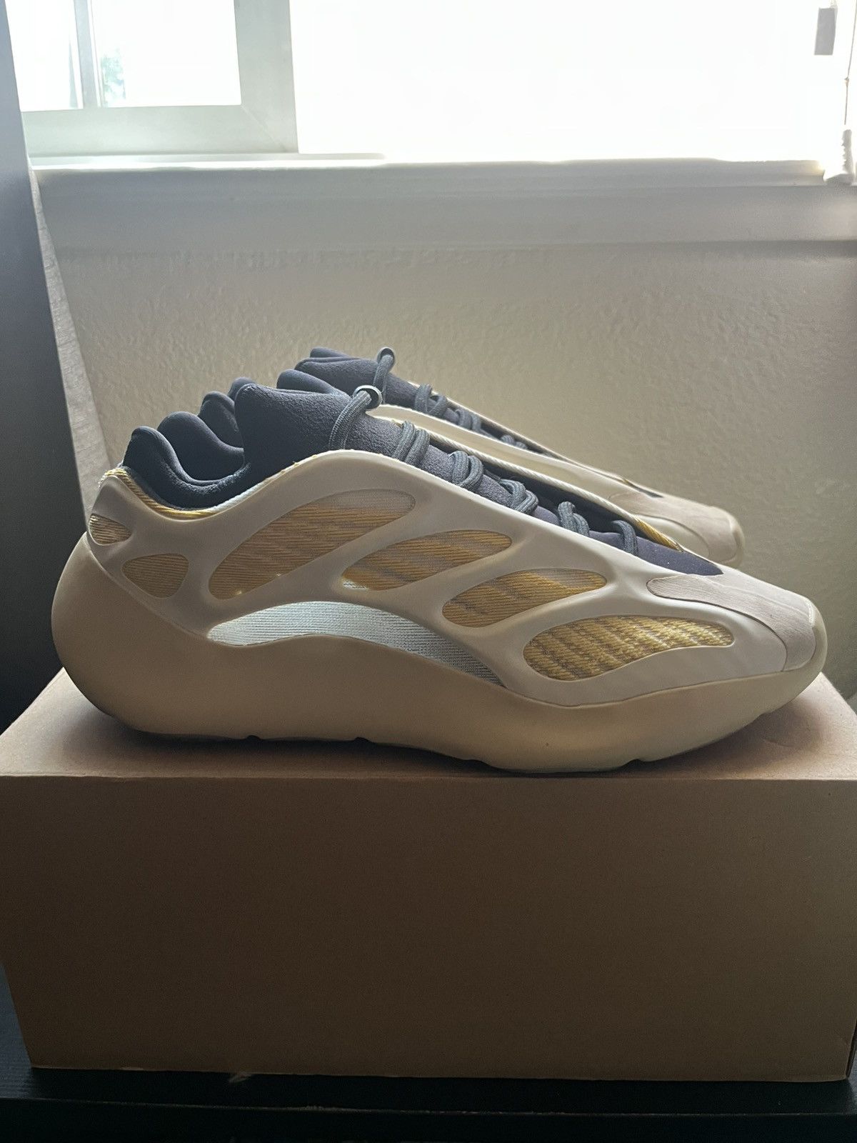 Yeezy adidas Yeezy 700 V3 Safflower Size 9.5 Size US 9.5 / EU 42-43 - 3 Thumbnail