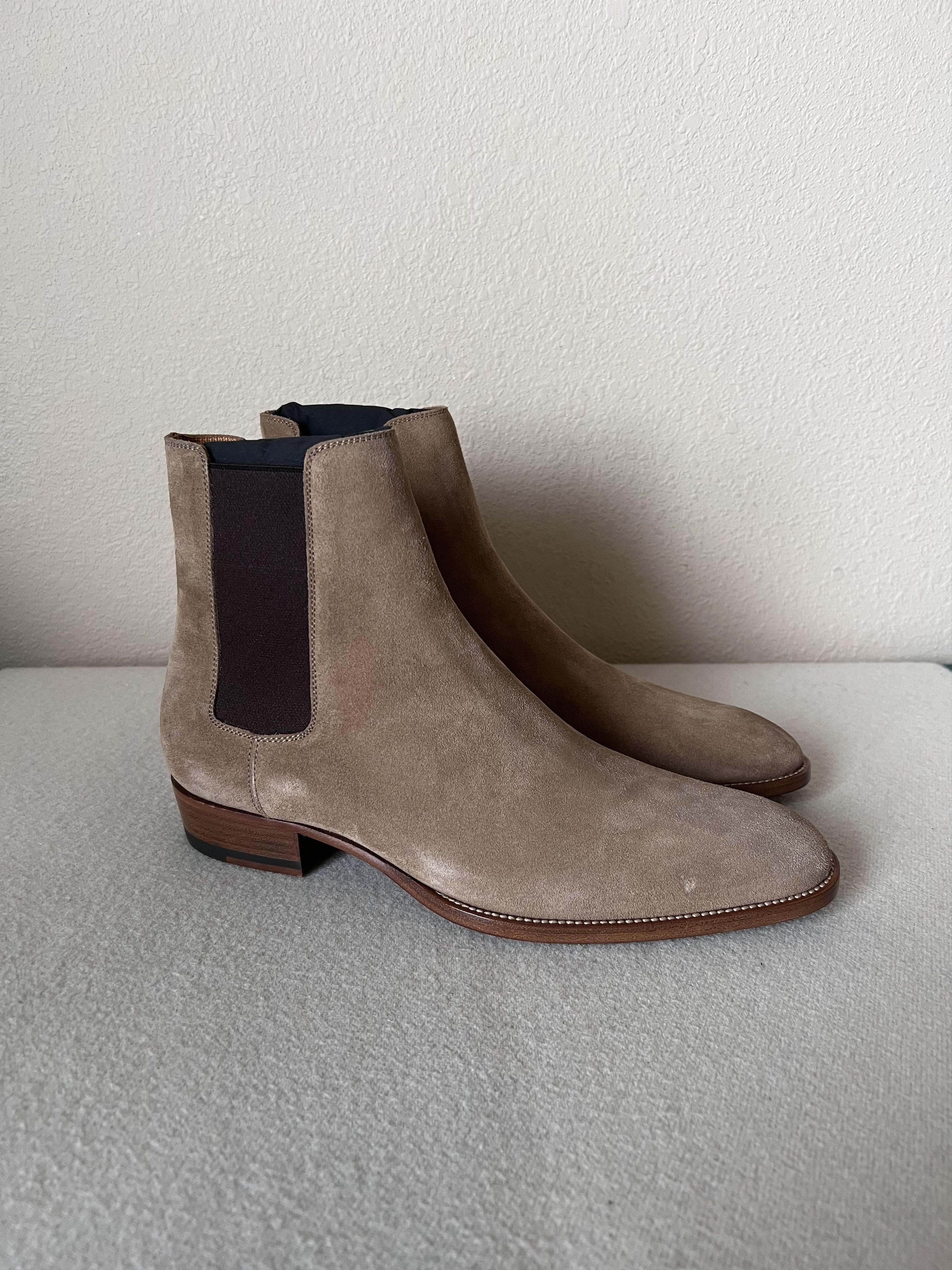 image of Saint Laurent Paris Saint Laurent Wyatt Chelsea Boots In New Sigaro Suede in Beige, Men's (Size 8)