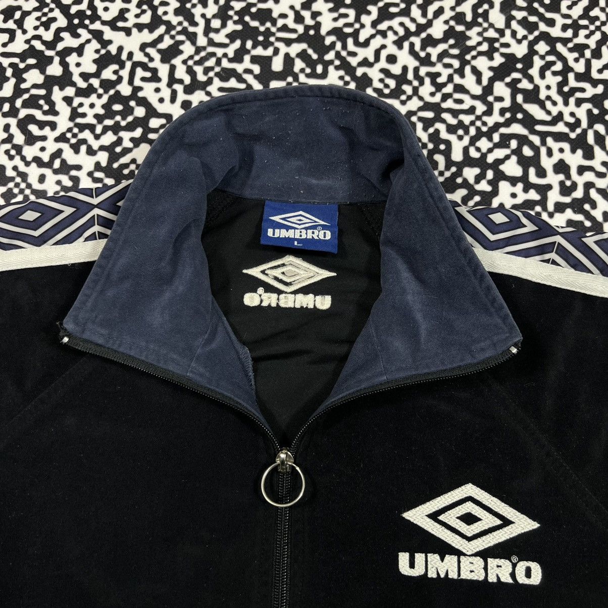 Umbro Vintage 90s UMBRO Velour Lampas Retro Light Track Jacket Size US L / EU 52-54 / 3 - 14 Thumbnail