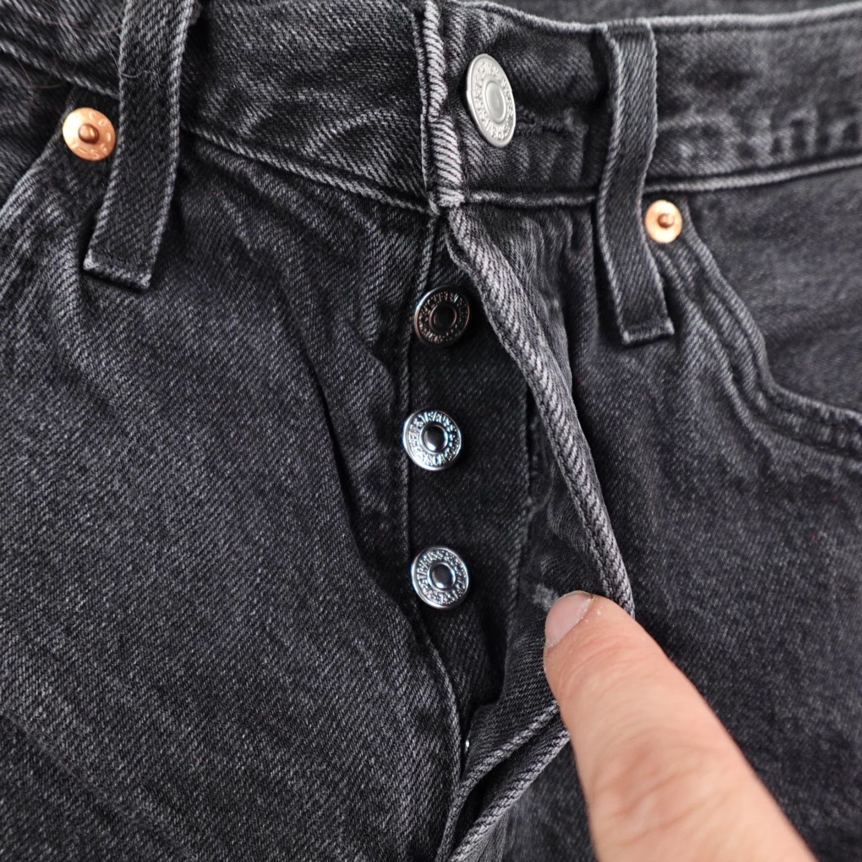 Levi's Levis Shorts Womens 27 Black 501 Denim Jorts Button Fly Frayed Distressed Size 27" / US 4 / IT 40 - 3 Thumbnail