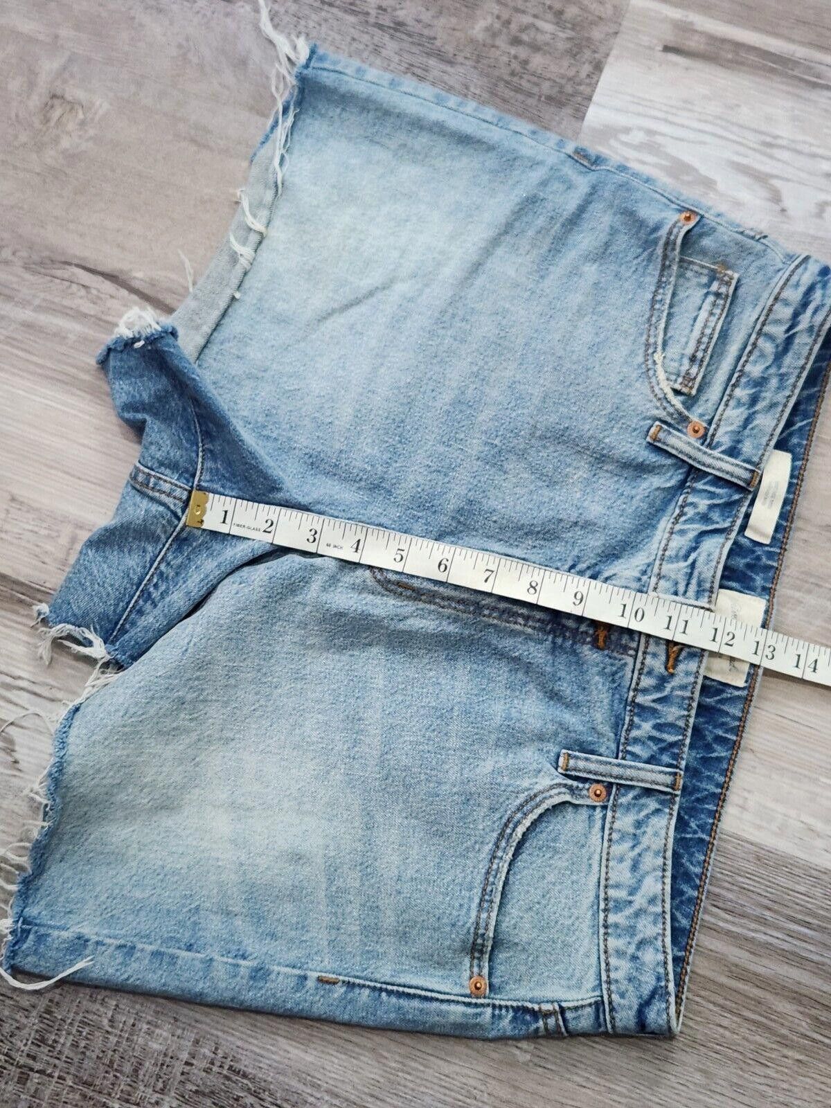 Designer Universal Thread Jean Shorts Vintage Midi 12 / 31 Light Wash Size 34" / US 12 / IT 48 - 7 Thumbnail