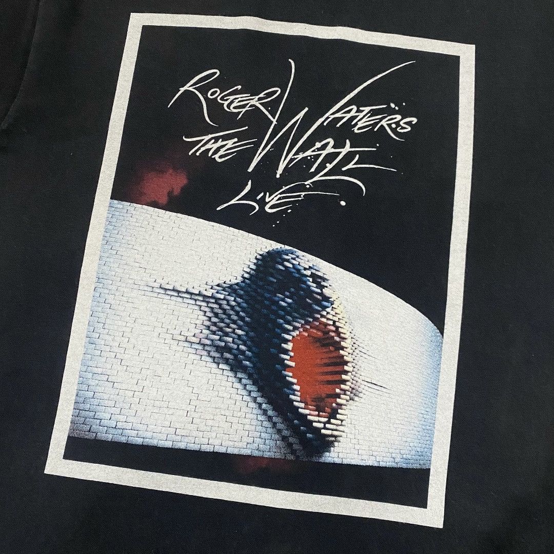 Band Tees Vintage Pink Floyd Roger Waters The Wall Tour 2010 Tshirt Size US M / EU 48-50 / 2 - 6 Thumbnail