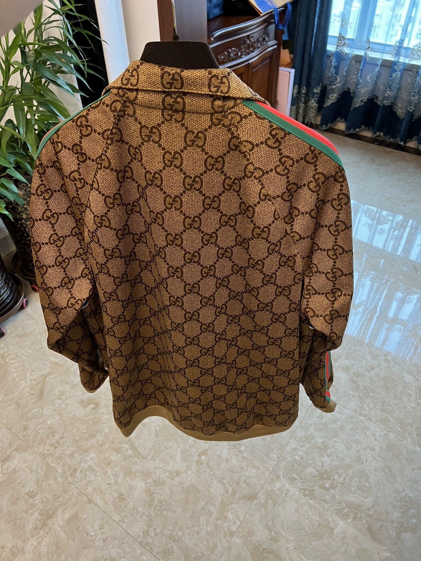 Gucci Gucci OS S Big Logo Jacket Worn Twice, Like New Size S / US 4 / IT 40 - 2 Thumbnail