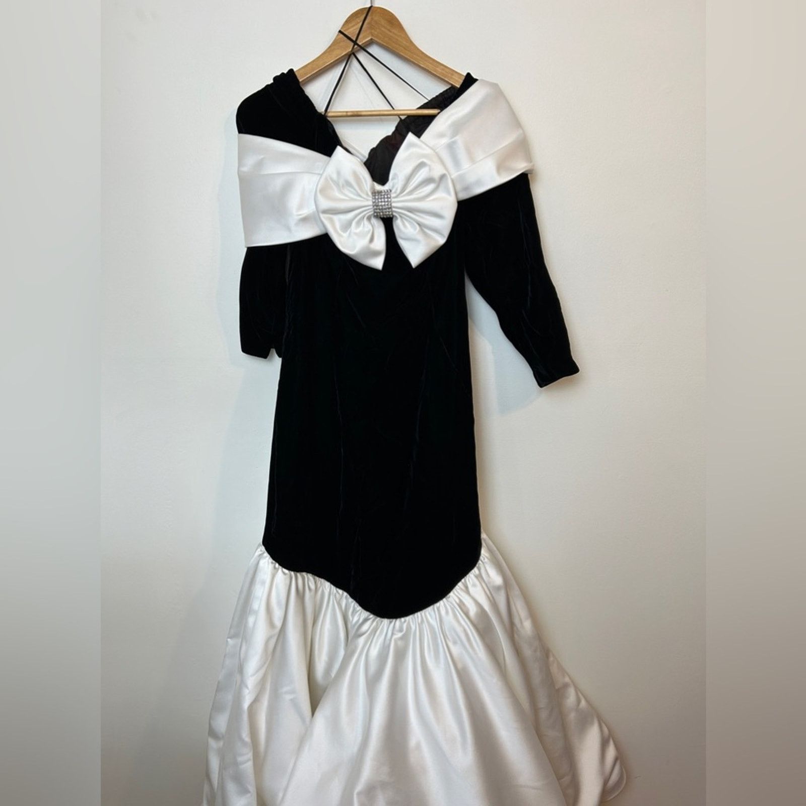 vintage white slip dress 60’s White Slip Dress Featuring White Flower Lace By Vanity Fair
