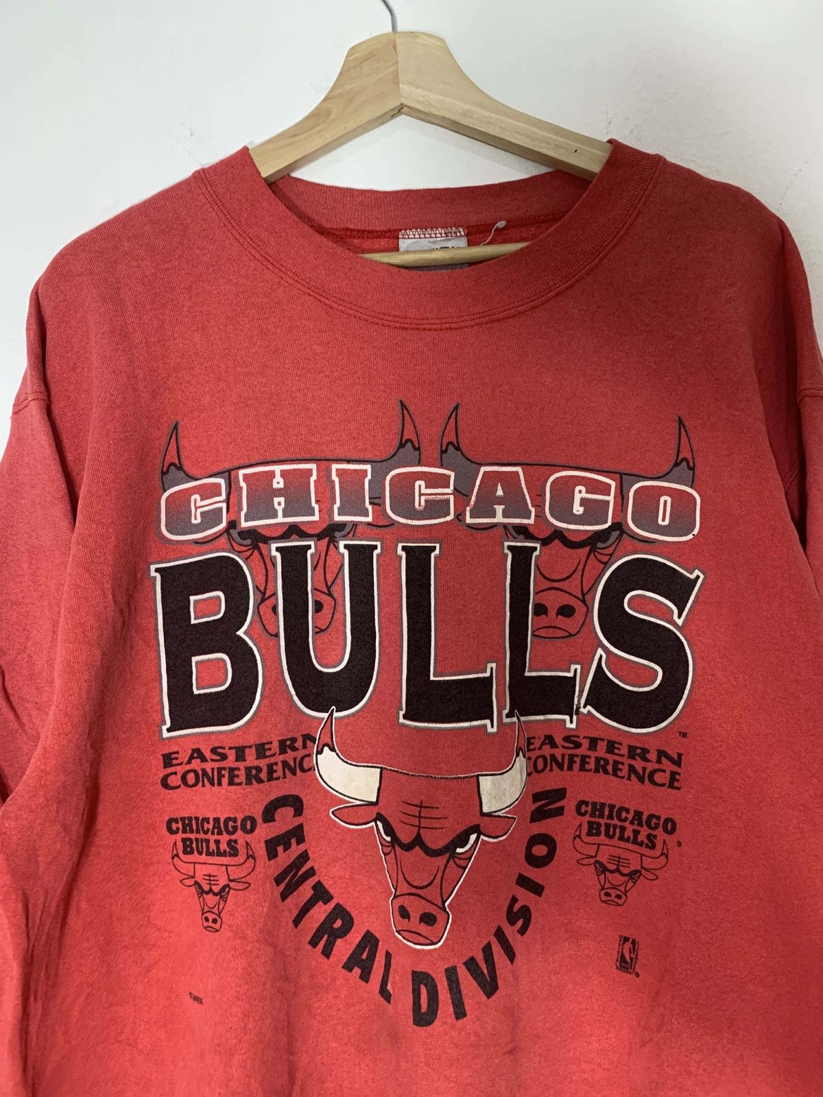 NBA × Vintage Vintage Sun faded NBA Chicago Bulls sweatshirt Size US L / EU 52-54 / 3 - 3 Thumbnail