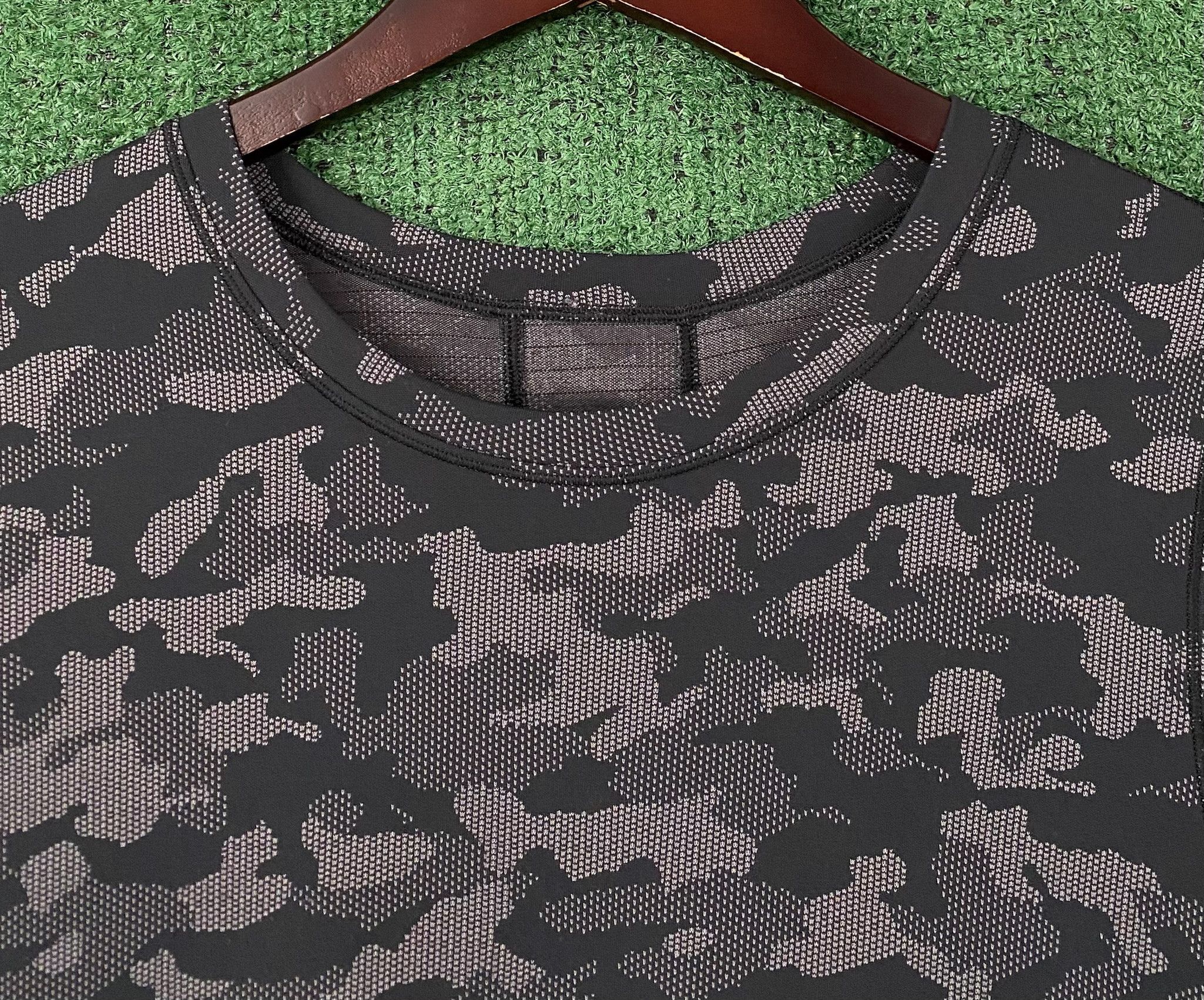 Lululemon Lululemon Swiftly Tech Black Gray Camo Short Sleeve Shirt 6 Size M / US 6-8 / IT 42-44 - 1 Thumbnail