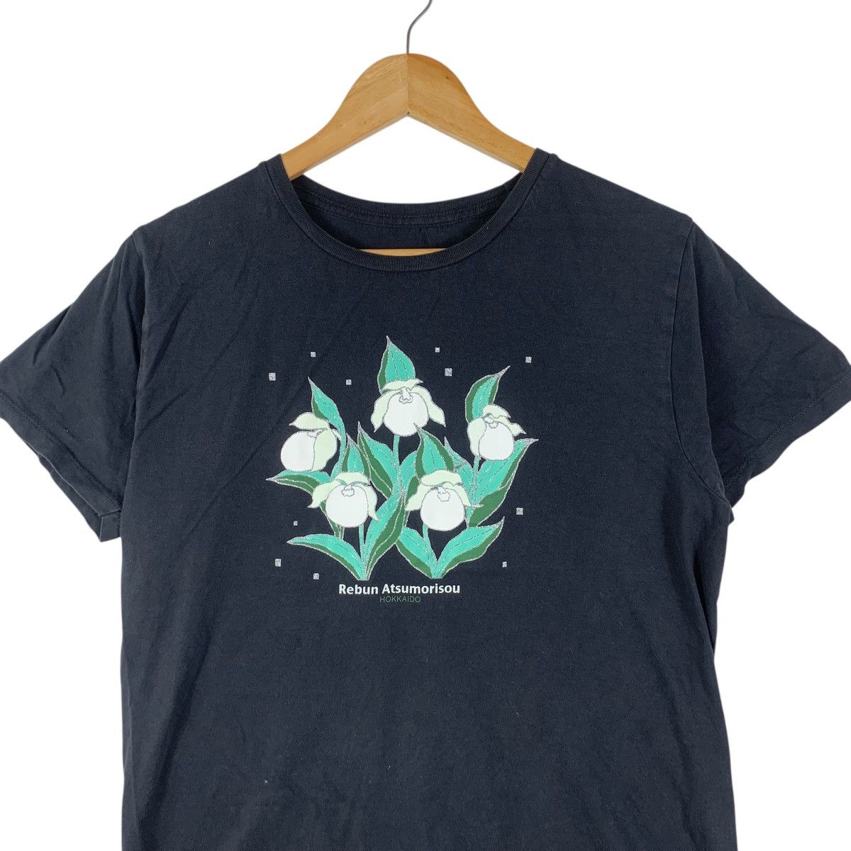 Vintage Vintage HOKKAIDO REBUN ATSUMORISOU Floral Culture Tee Shirt Size US S / EU 44-46 / 1 - 4 Thumbnail