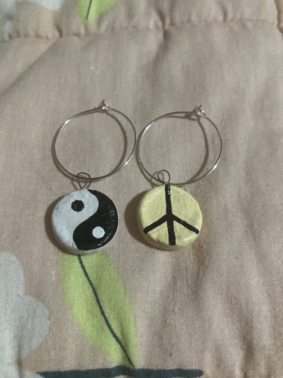Other Ying yang and peace sign mismatch earrings Size ONE SIZE - 1 Thumbnail