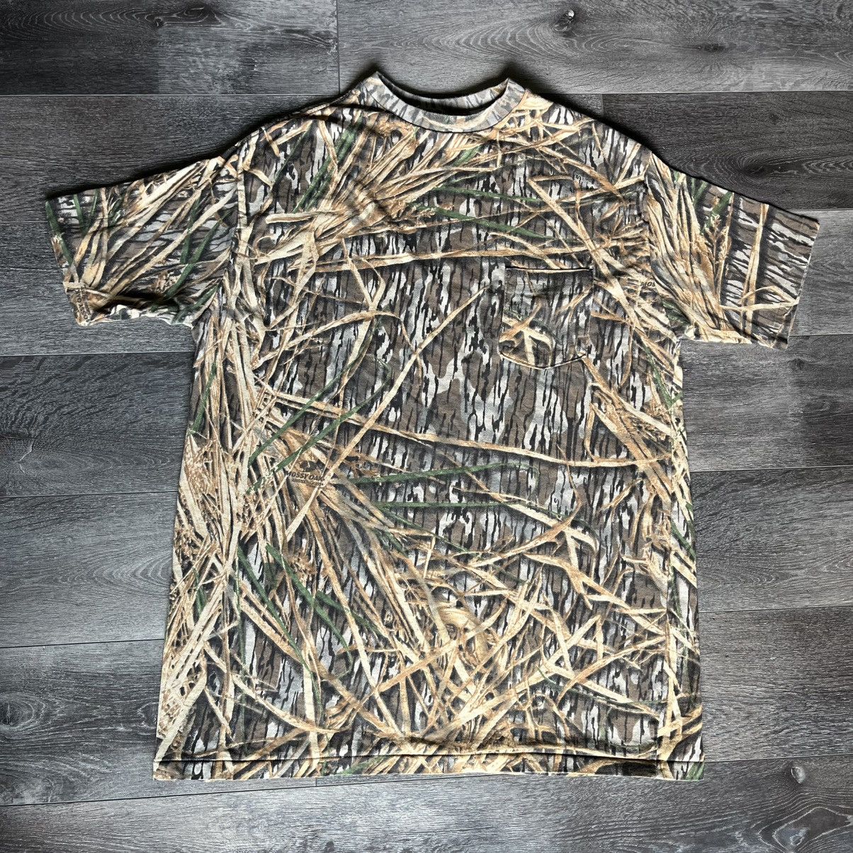 Mossy Oaks × Vintage Vintage 90s Mossy Oak Shadow Grass Camo Pocket Logo T Shirt Size US XXL / EU 58 / 5 - 1 Thumbnail