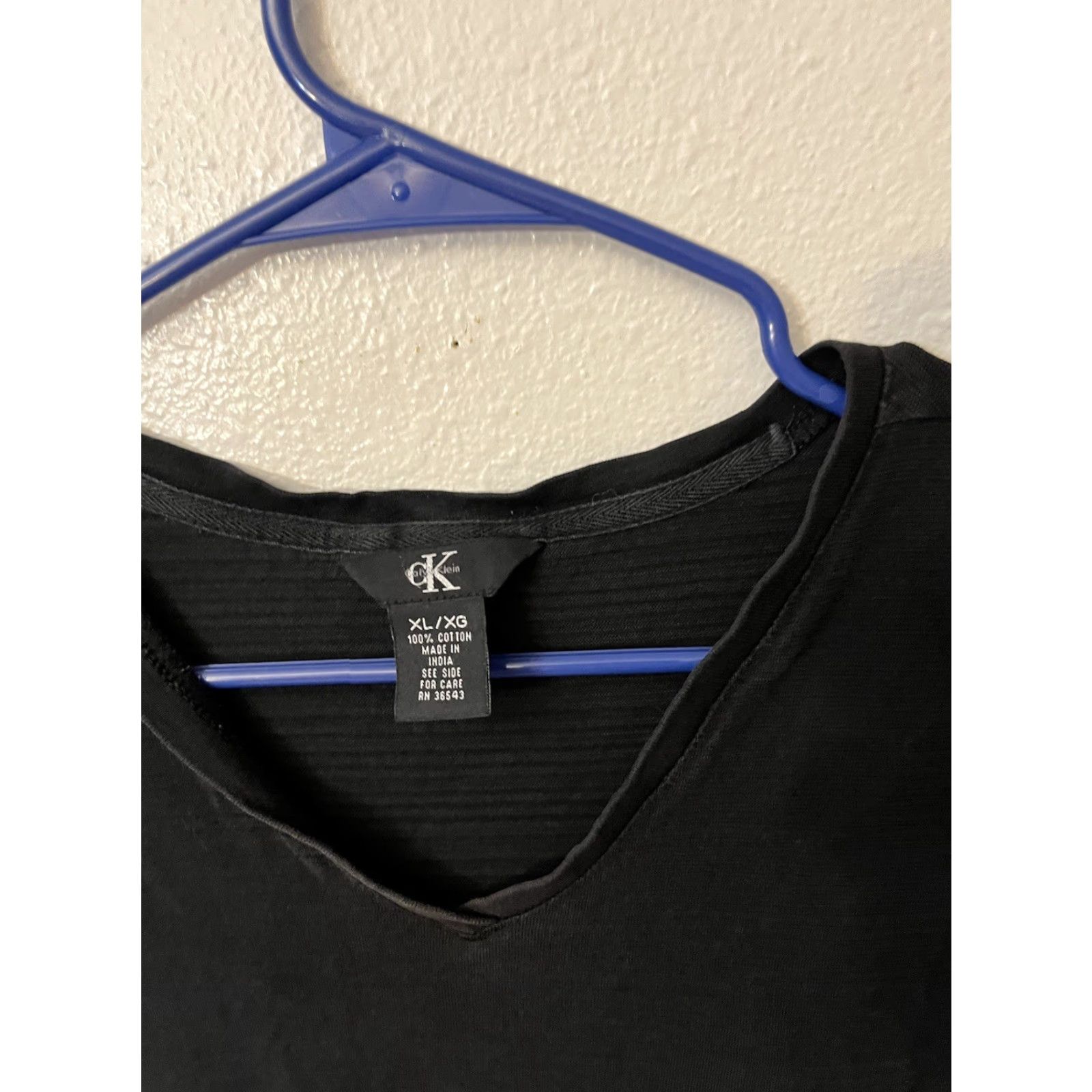 Calvin Klein VINTAGE Calvin Klein T-Shirt Mens XL Short Sleeve V-Neck Solid Black Logo Regular Size - 2010s Mens T-Shirt Size US XL / EU 56 / 4 - 2 Thumbnail