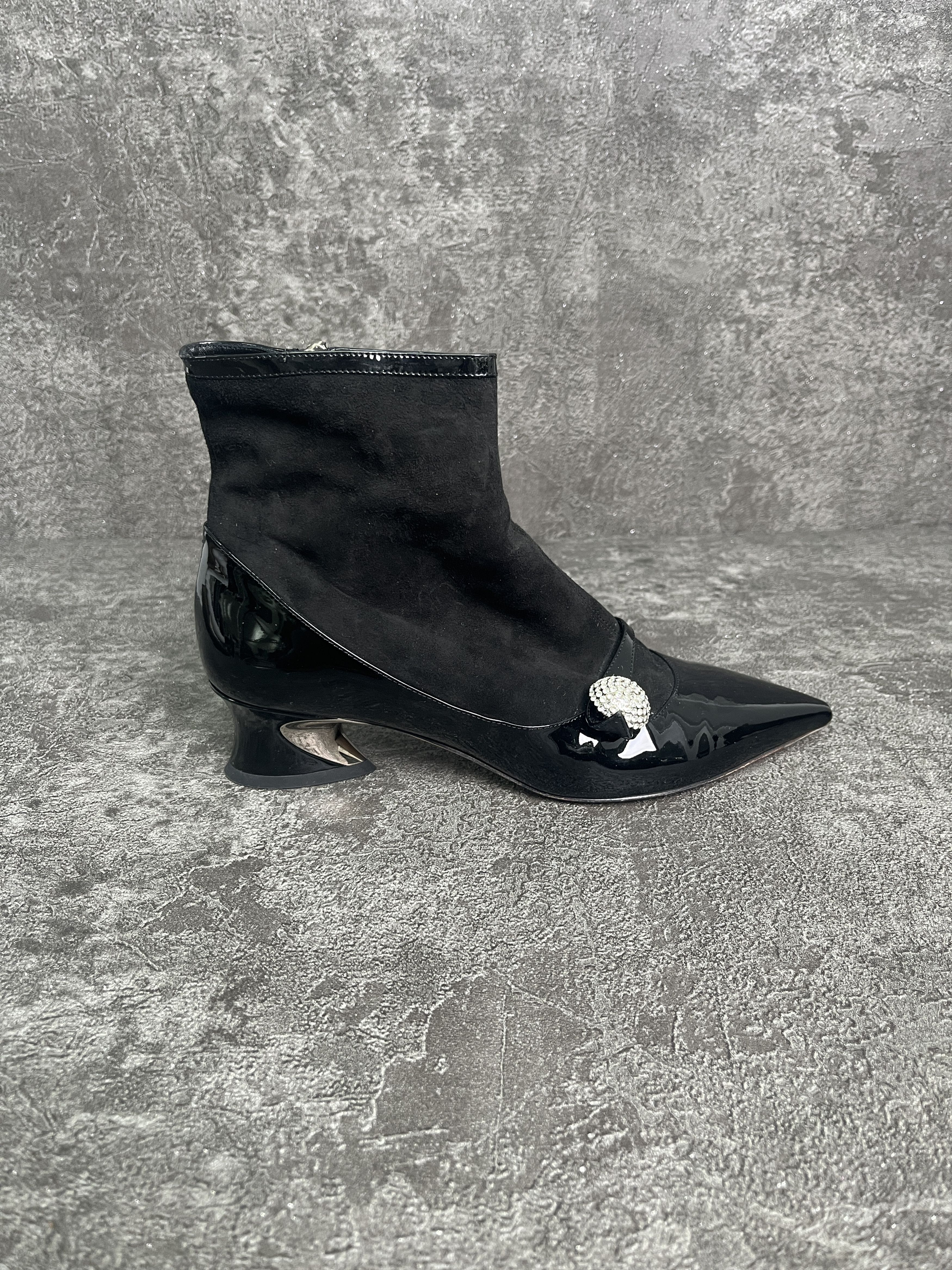 Roger Vivier Roger Vivier Suede Ankle Boots With Crystal Embellished Size US 6 / IT 36 - 2 Thumbnail