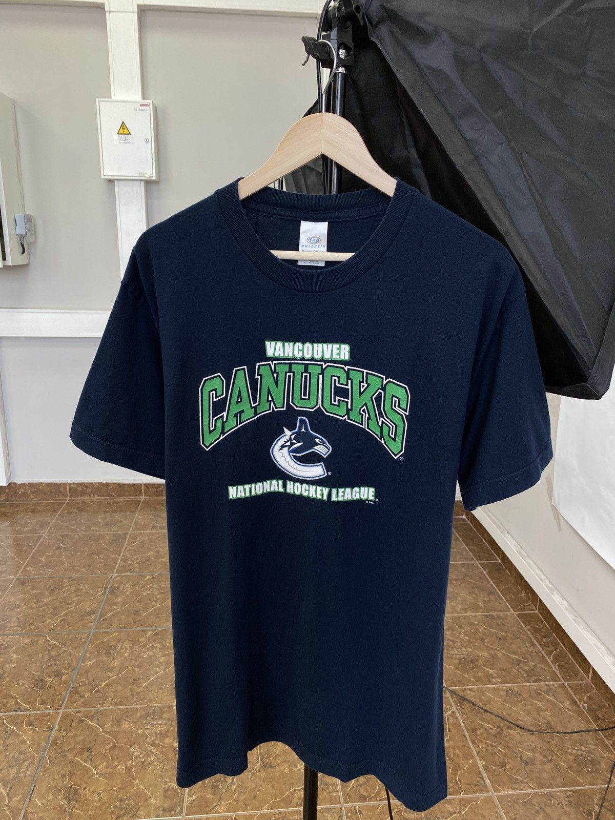 NHL 🇨🇦 Vintage 90s Vancouver Canucks NHL Athletic Jersey T-Shirt Size US L / EU 52-54 / 3 - 1 Thumbnail