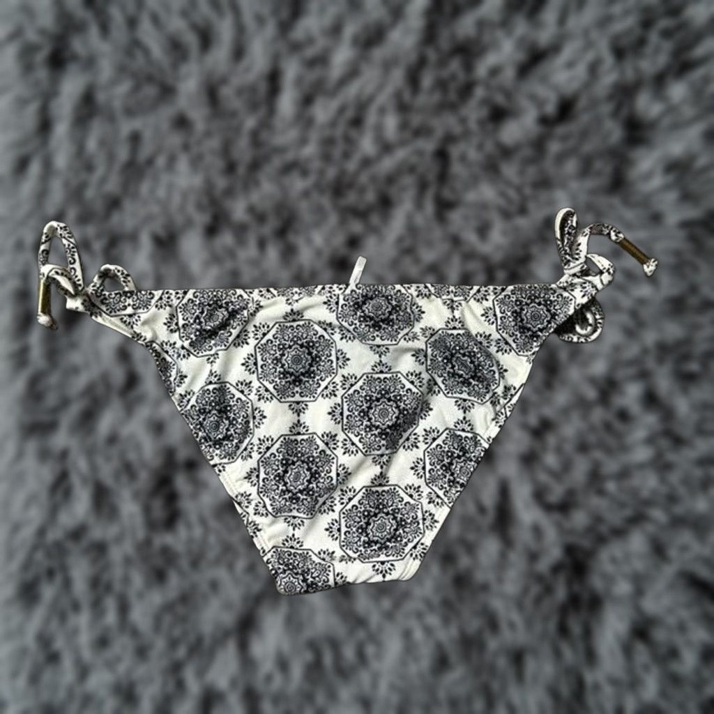 Vintage Ella Moss Bikini Bottom M White Floral Beach Retro 70s Medallion Boho Chic Minimalist Womens Size 32" / US 10 / IT 46 - 1 Thumbnail