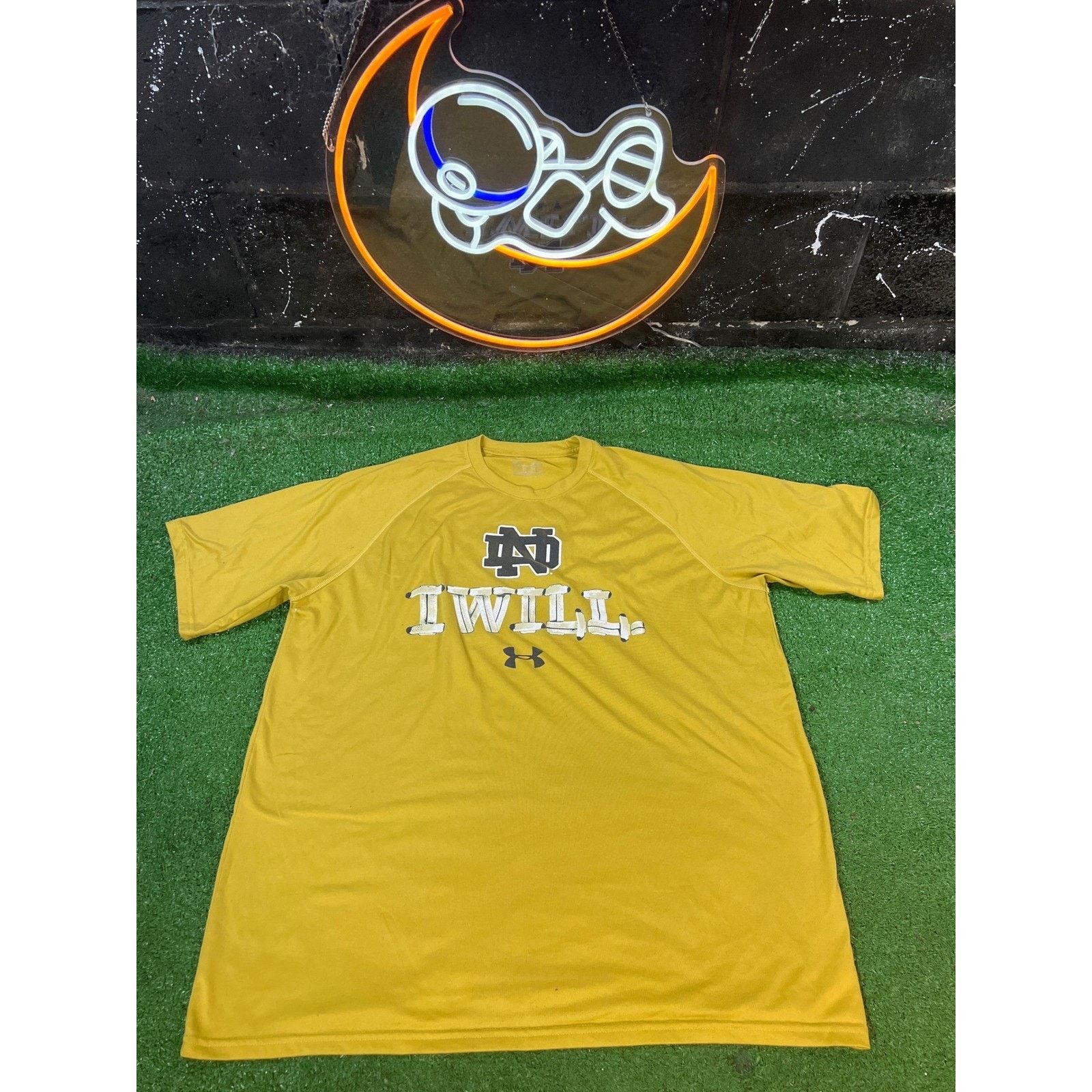 Under Armour Under Armour Dame Fighting Irish TShirt Mens Gold Size XL Size US XL / EU 56 / 4 - 1 Thumbnail
